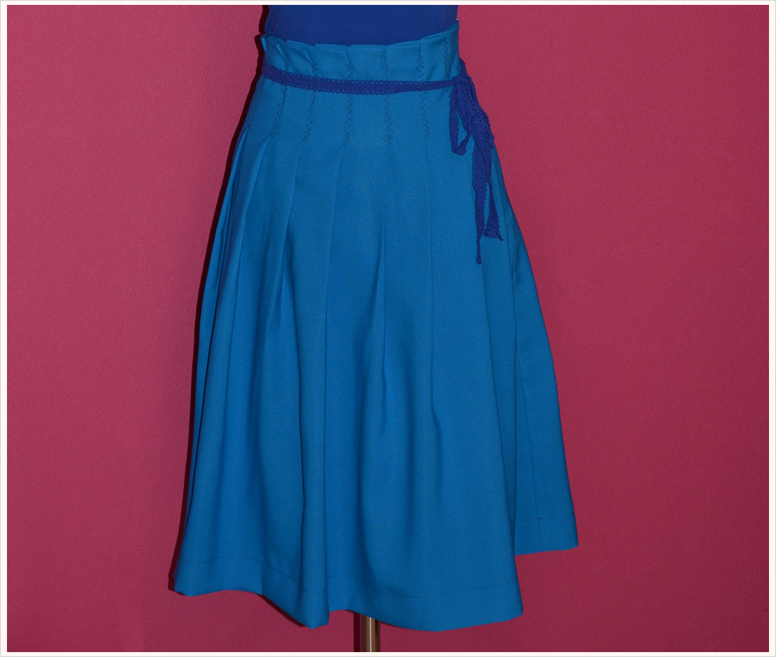 Fashion-DIY: Midi-Faltenrock in strahlendem Blau