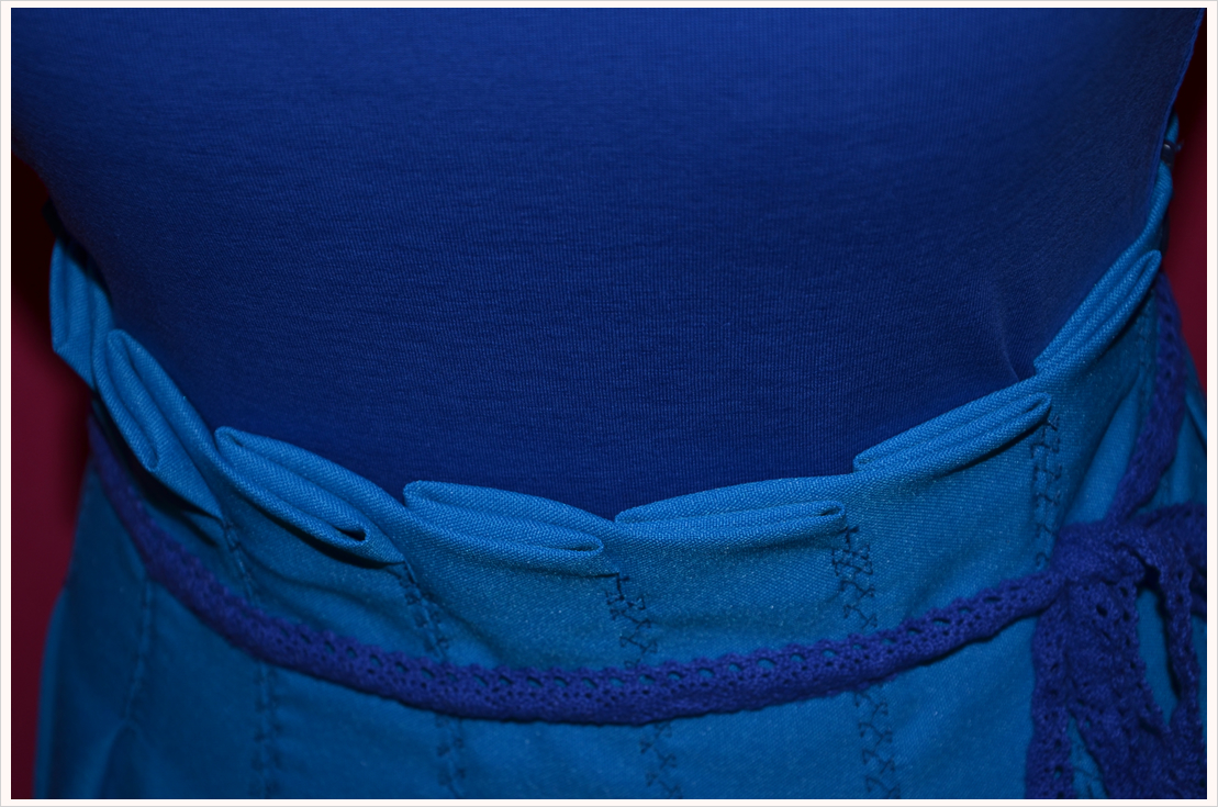 Fashion-DIY: Midi-Faltenrock in strahlendem Blau