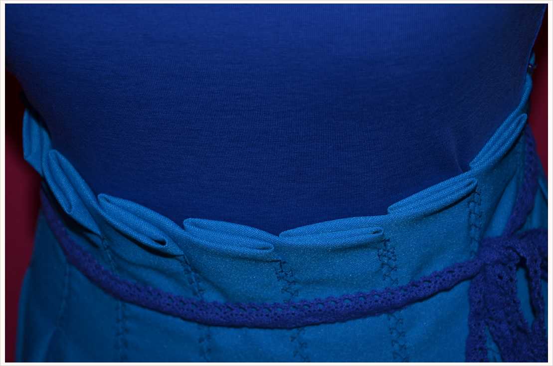 Fashion-DIY: Midi-Faltenrock in strahlendem Blau
