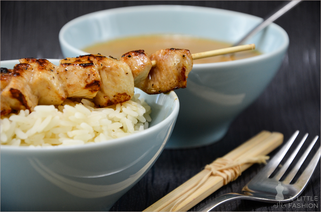 Hähnchenspieße mit Erdnuss-Soße und Reis