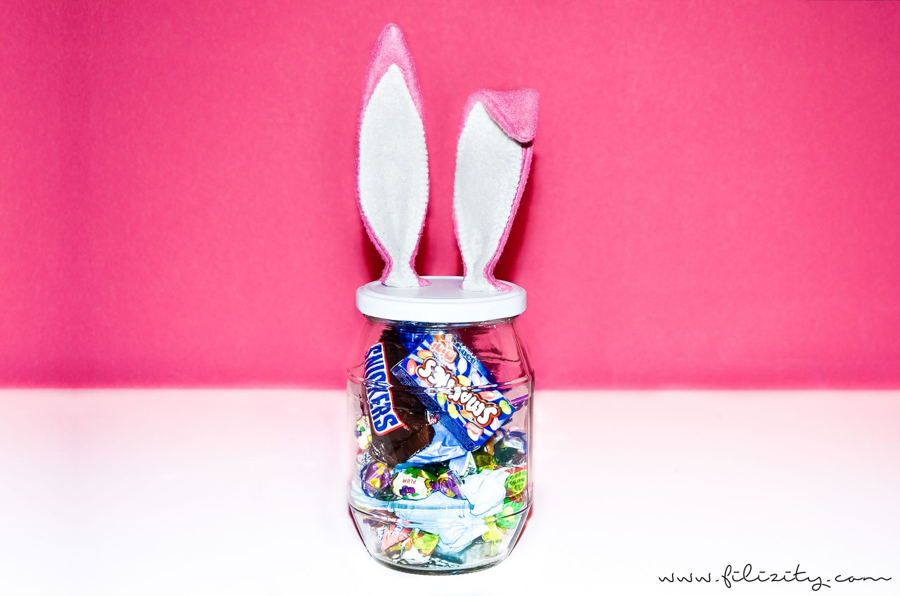 Ostergeschenke verpacken: DIY Süßigkeitenglas mit Hasenohren | Filizity.com | DIY-Blog aus dem Rheinland #ostern #geschenkidee