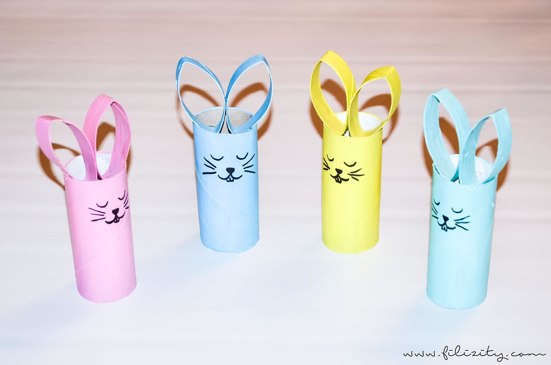 Basteln mit Kindern: DIY Osterhasen aus Papierrolle | Filizity.com | DIY-Blog aus dem Rheinland #ostern #osterhase