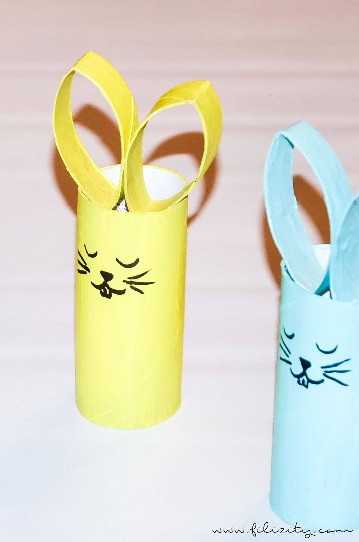 Basteln mit Kindern: DIY Osterhasen aus Papierrolle | Filizity.com | DIY-Blog aus dem Rheinland #ostern #osterhase