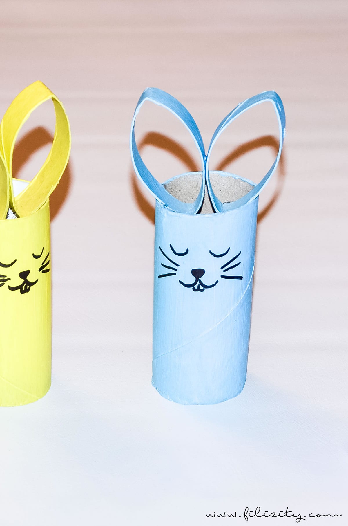 Basteln mit Kindern: DIY Osterhasen aus Papierrolle | Filizity.com | DIY-Blog aus dem Rheinland #ostern #osterhase