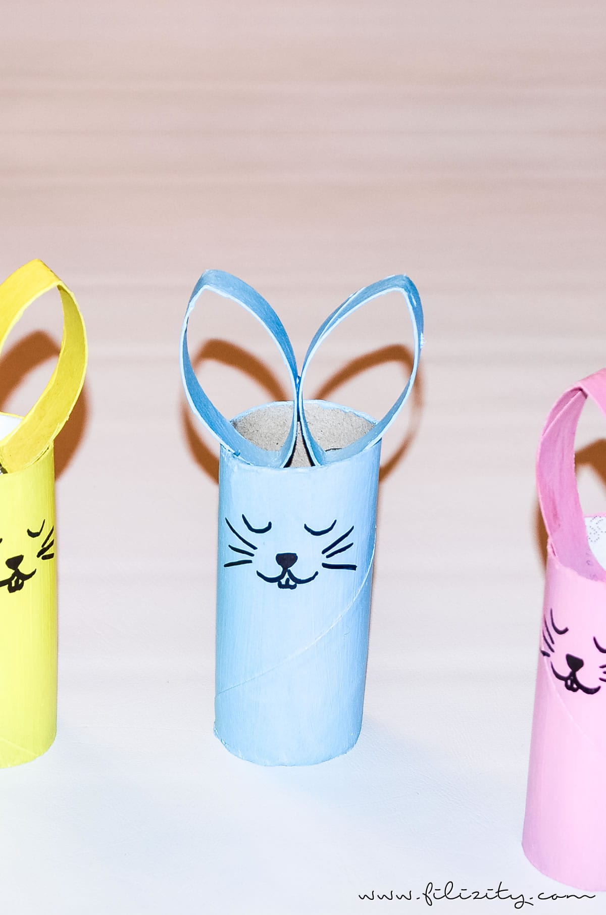 Basteln mit Kindern: DIY Osterhasen aus Papierrolle | Filizity.com | DIY-Blog aus dem Rheinland #ostern #osterhase