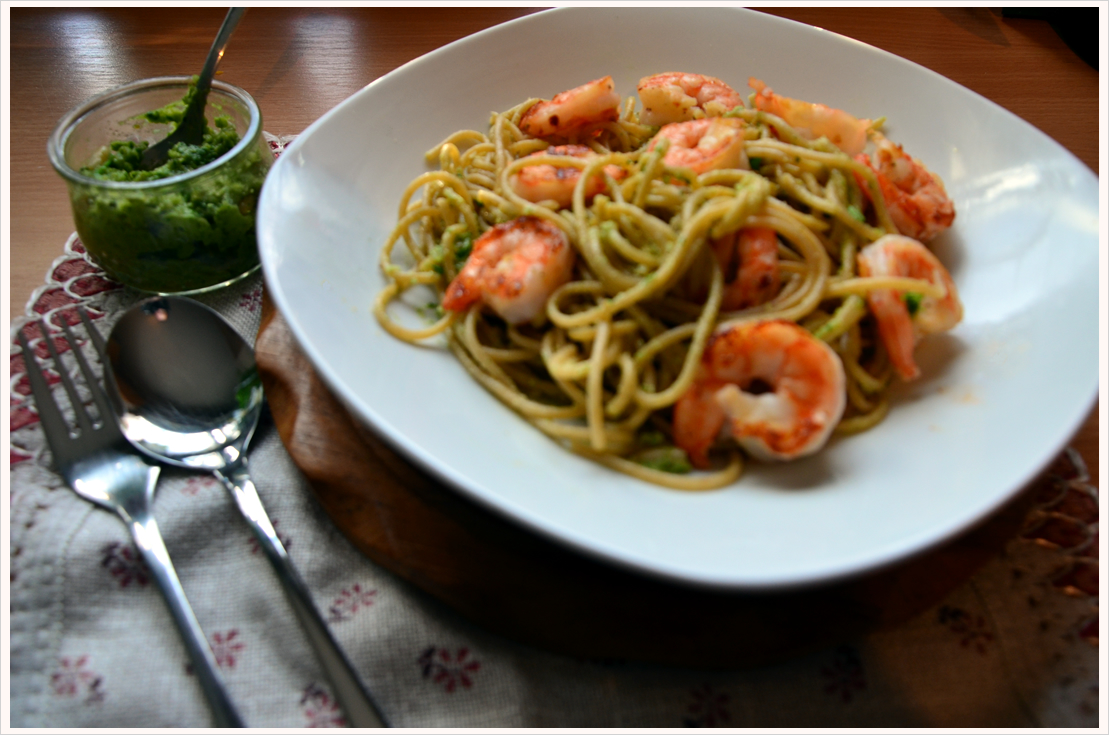 Vollkornnudeln mit grünem Pesto und Scampi - Filizity.com