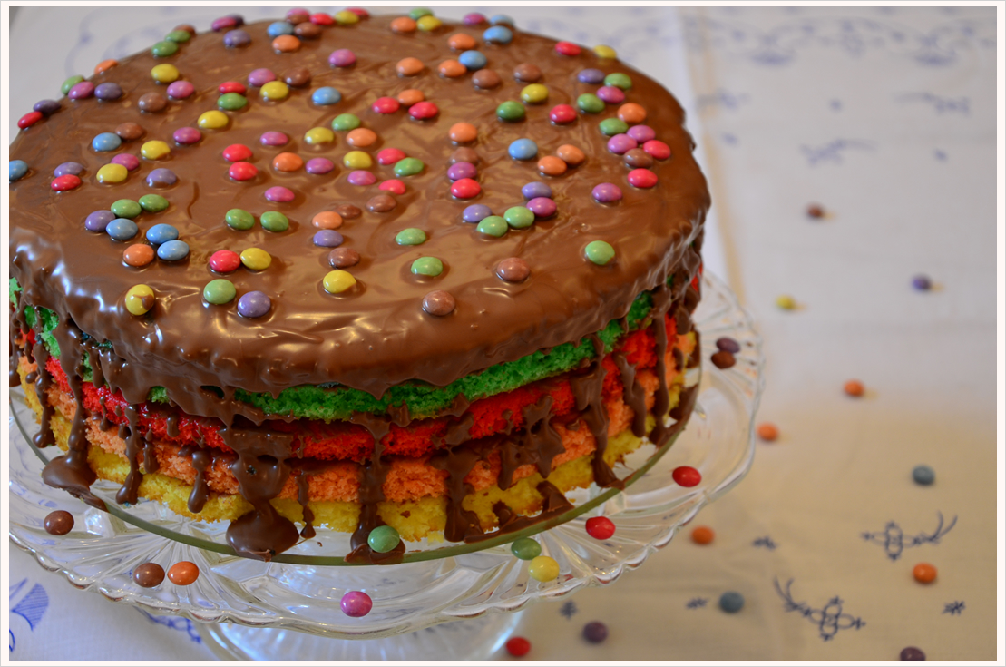 Regenbogen-Kokos-Kuchen mit Schokoglasur