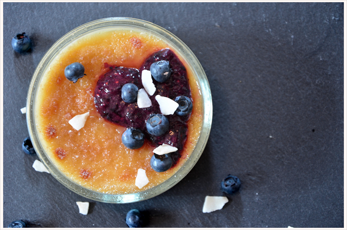 Mmmontags-Rezept: Kokos-Crème-Brûlée mit Blaubeersoße