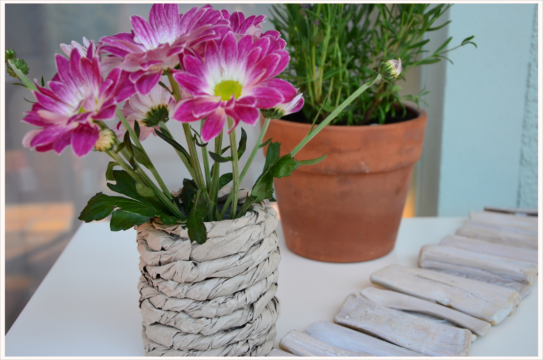 DIY-Dienstag: Aus einer Blechdose und etwas Packpapier eine Vase zaubern...