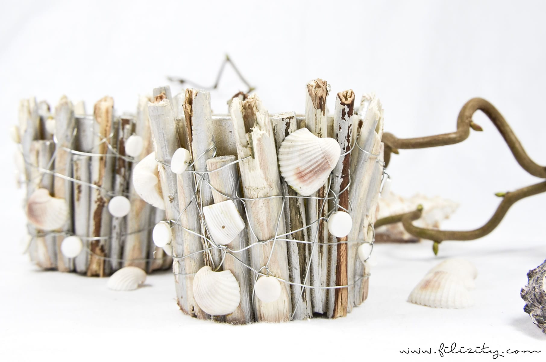 Sommer-DIY: Maritime Windlichter mit Muscheln und Holz