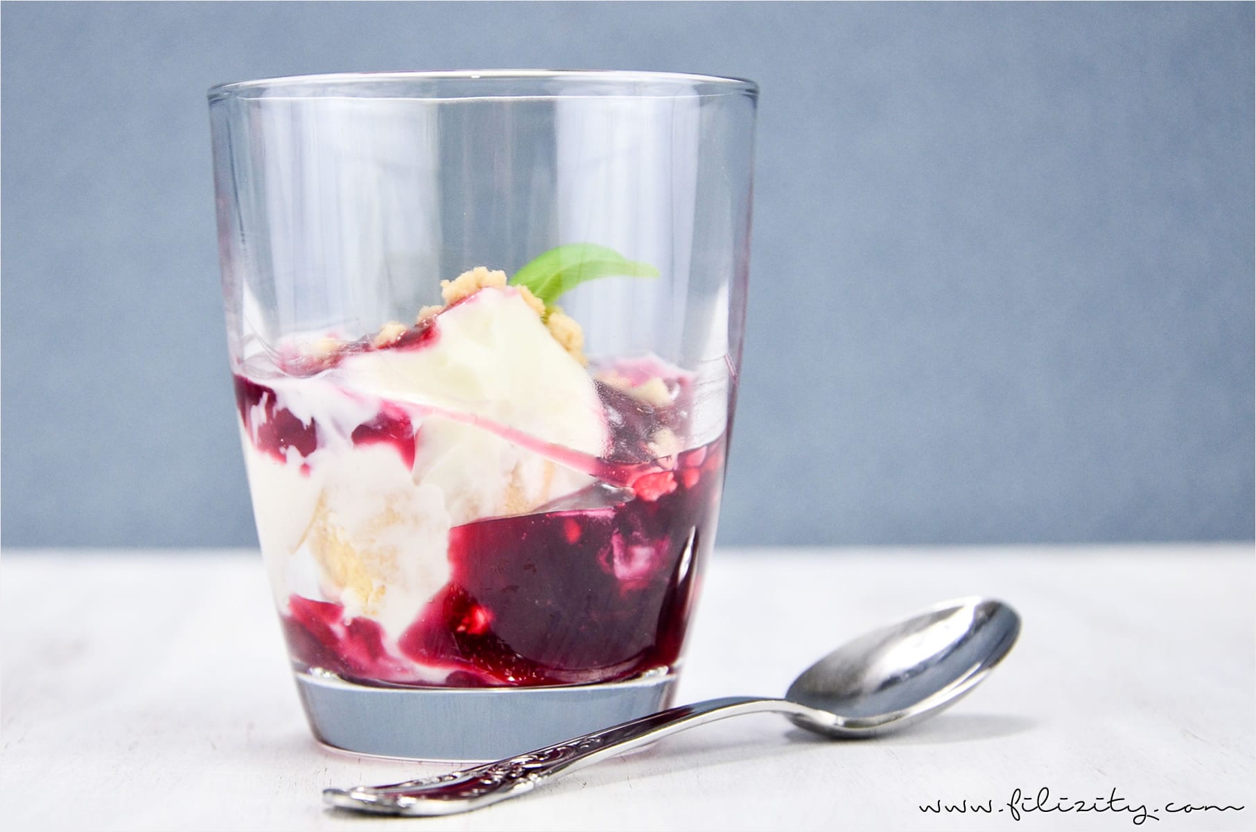 Sommer-Rezept: Windbeutel-Schicht-Dessert mit roter Grütze