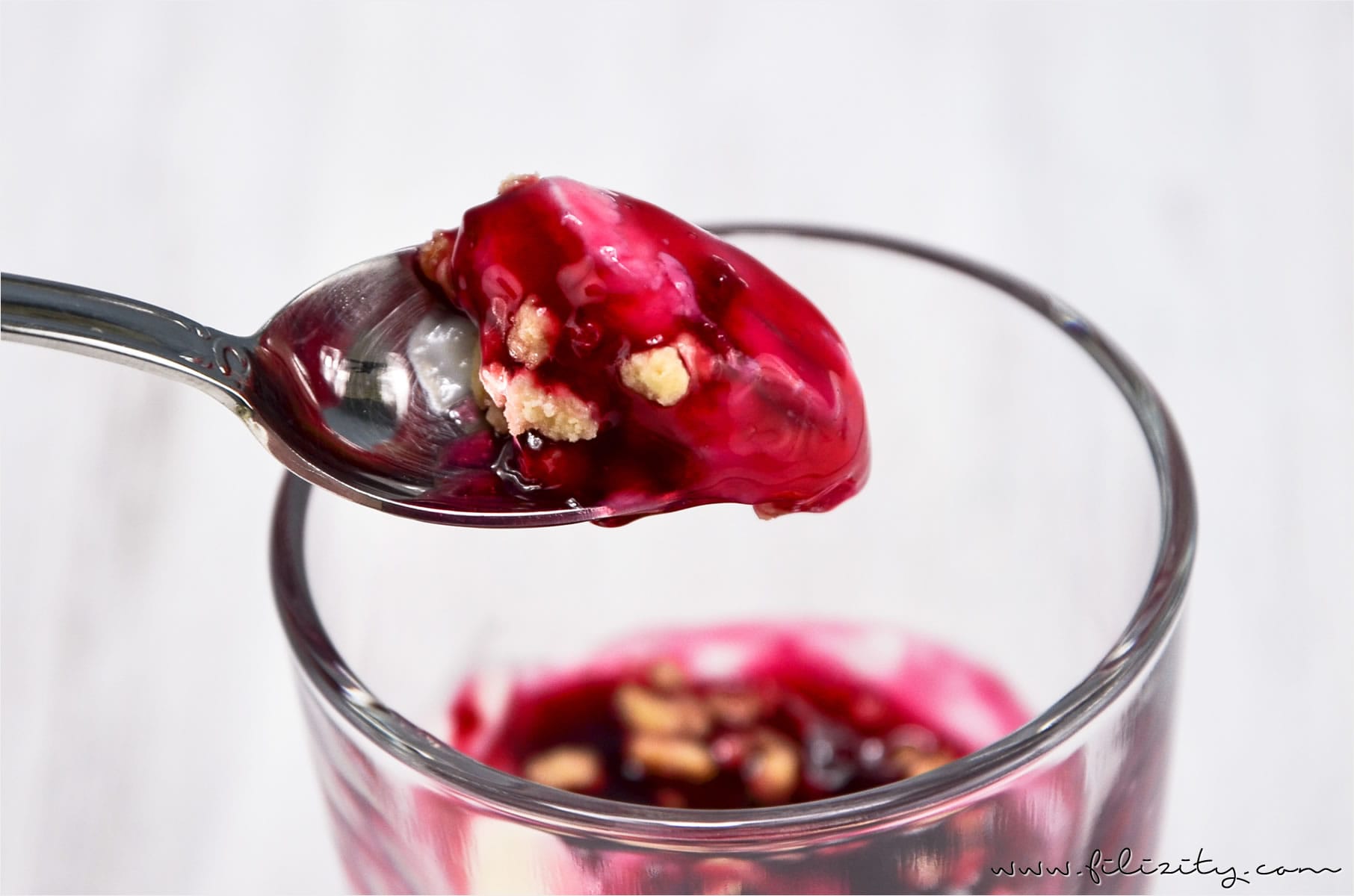 Nachtisch Mit Windbeutel Und Rote Grütze
