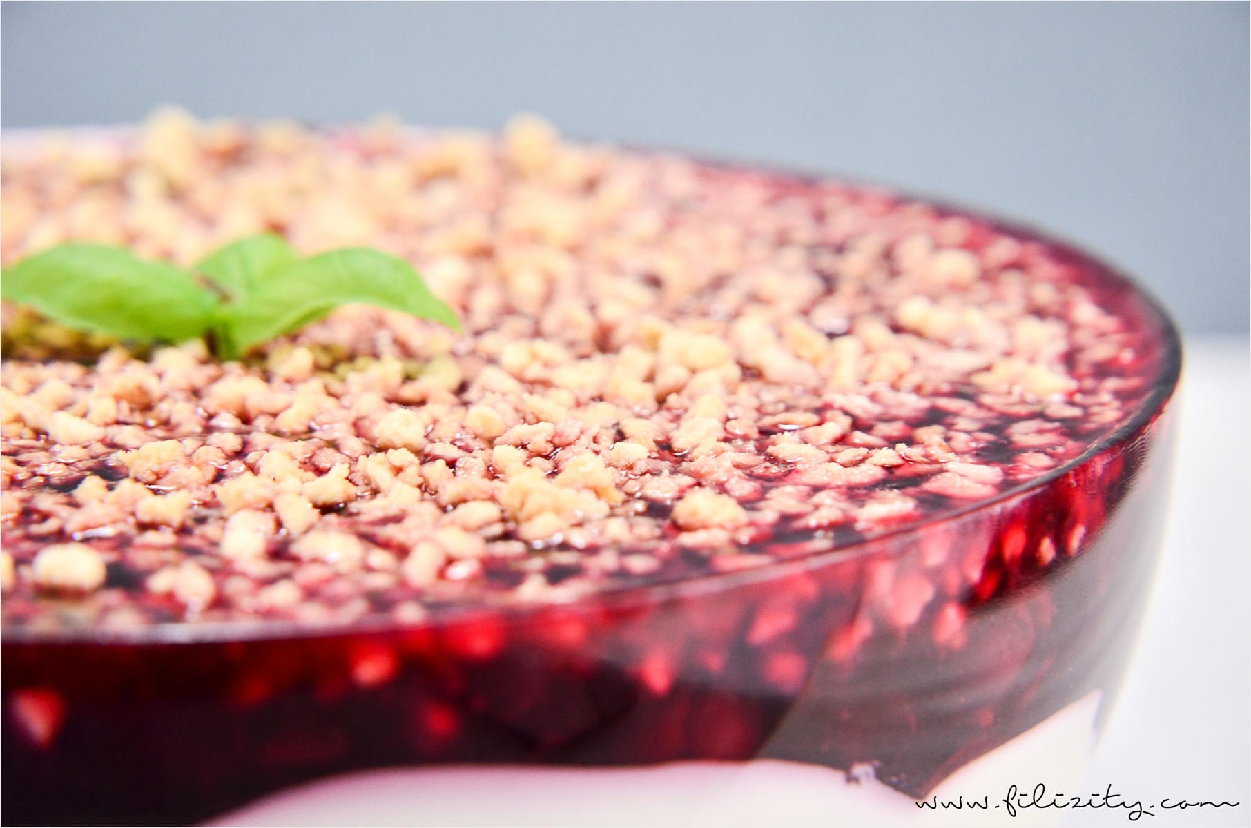 Windbeutel-Schicht-Dessert mit roter Grütze - Filizity.com