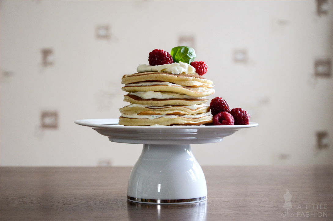 Pancake cake mit Himbeeren und Basilikum-Mascarpone-Creme