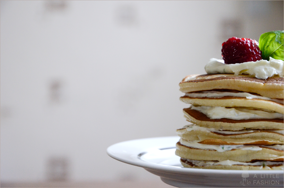 Pancake cake mit Himbeeren und Basilikum-Mascarpone-Creme