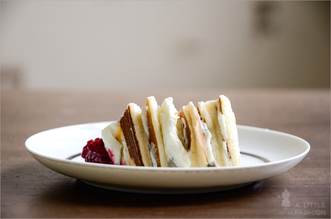 Pancake cake mit Himbeeren und Basilikum-Mascarpone-Creme