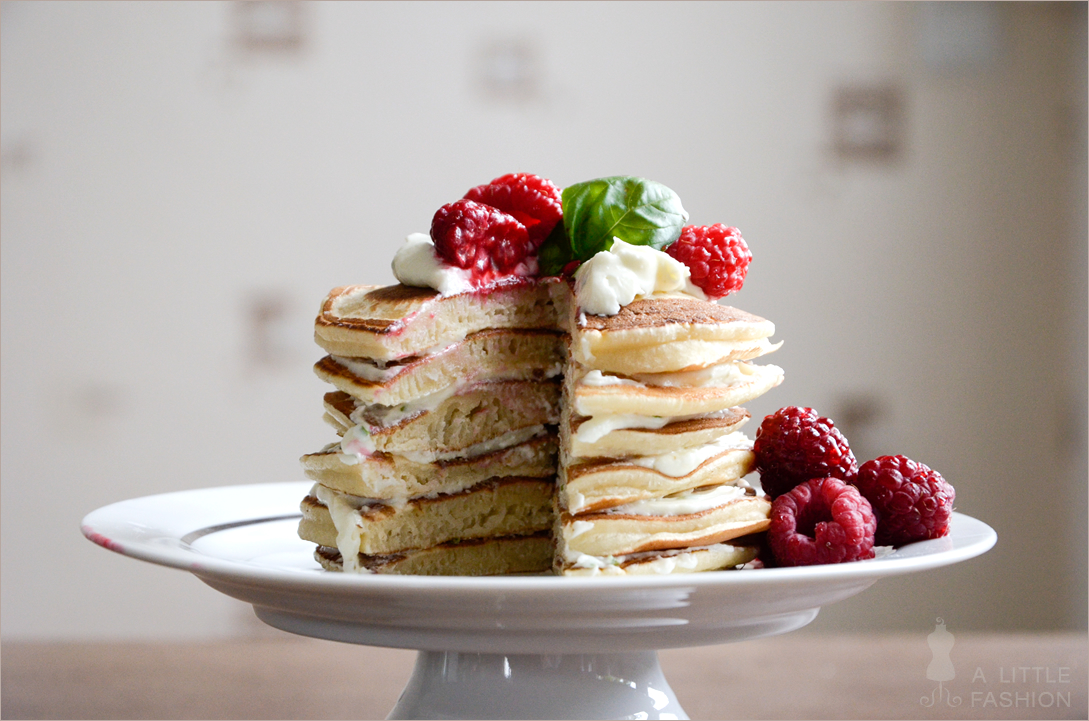 Pancake cake mit Himbeeren und Basilikum-Mascarpone-Creme