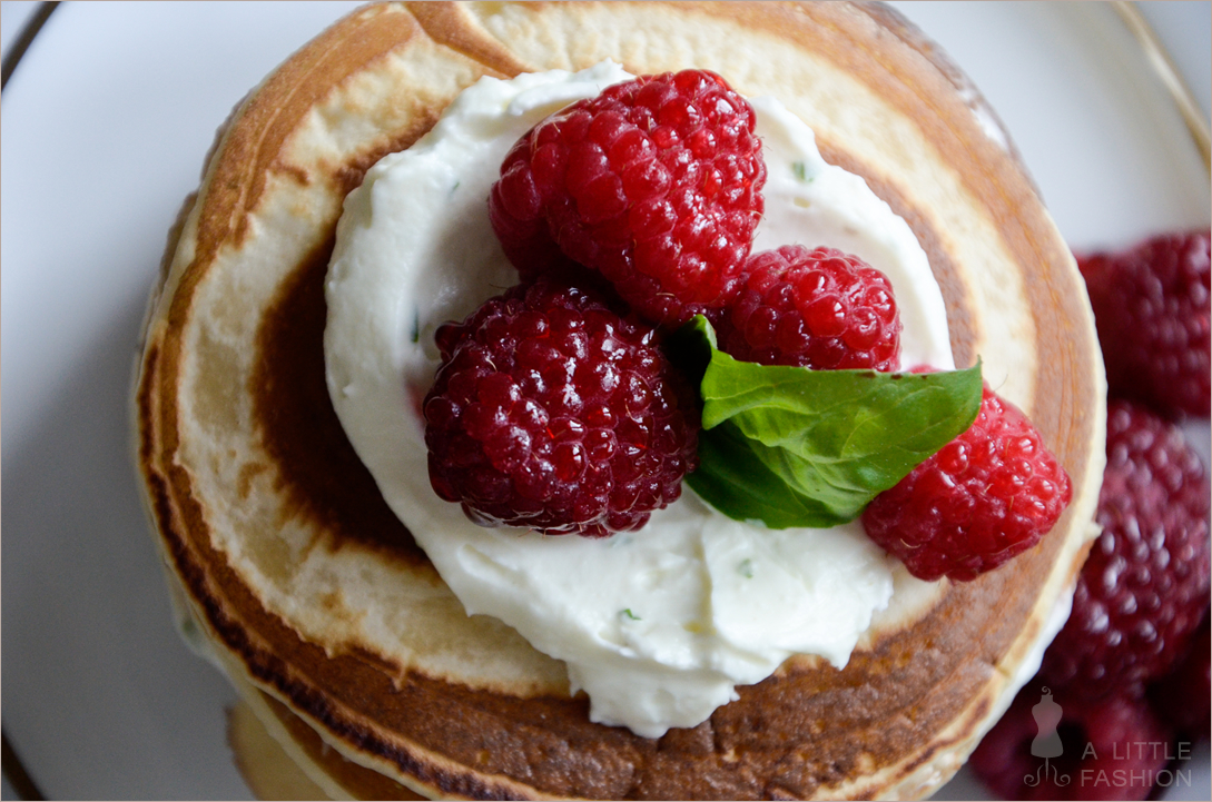 Pancake cake mit Himbeeren und Basilikum-Mascarpone-Creme