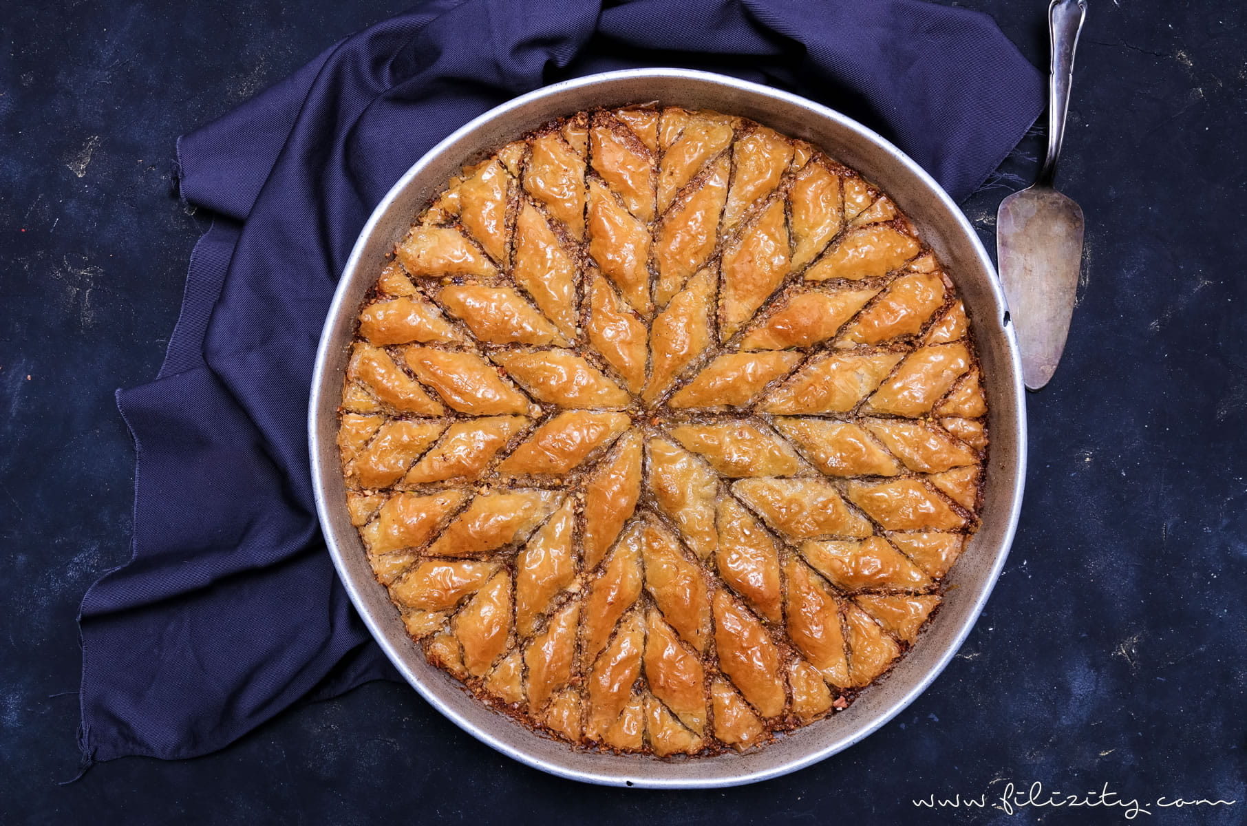 Orientalische Süßspeise: Baklava selber machen | Blätterteig-Gebäck in Zuckersirup | Filizity.com | Food-Blog aus dem Rheinland #baklava #dessert #orientalisch