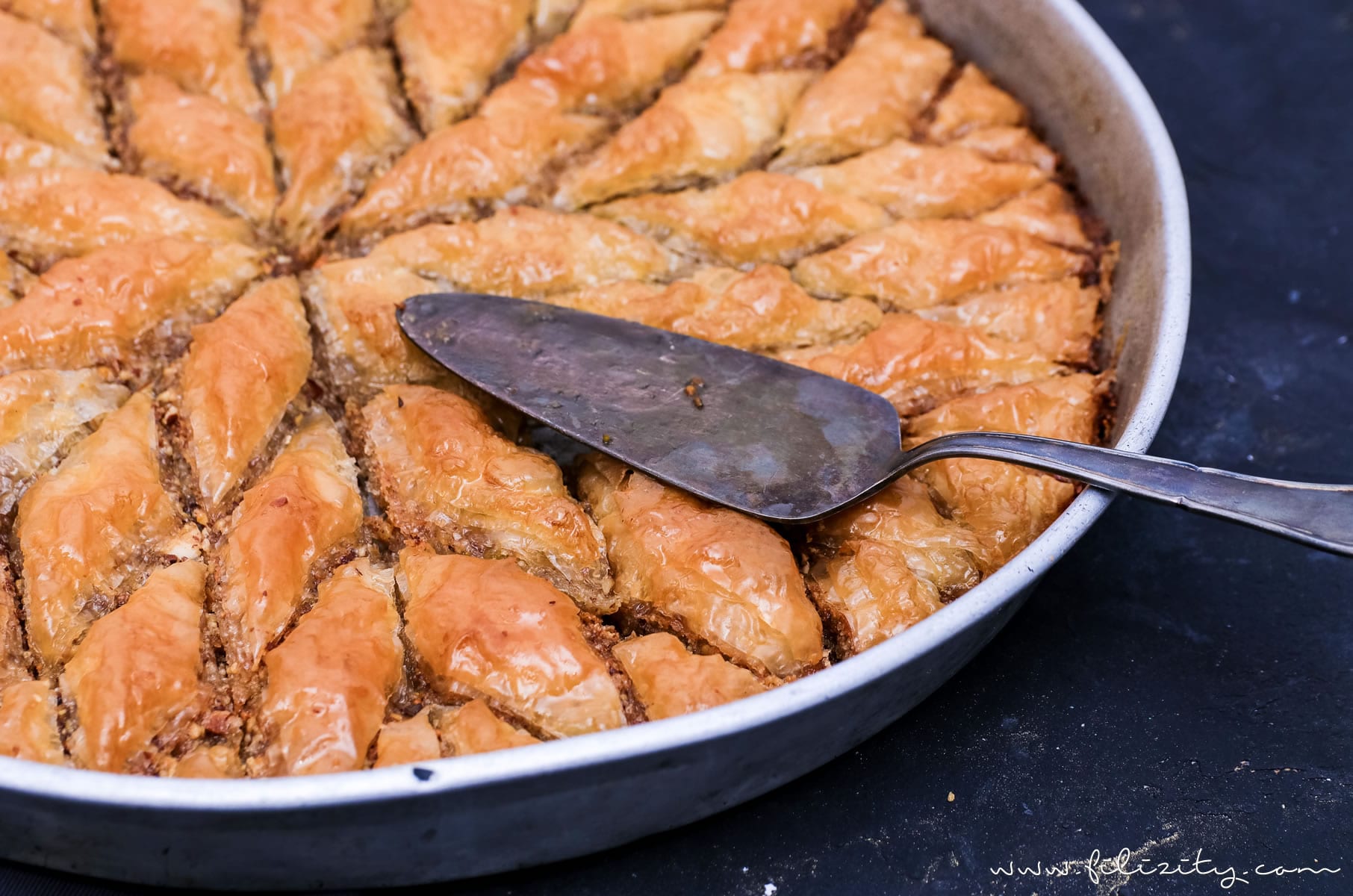 Orientalische Süßspeise: Baklava selber machen | Blätterteig-Gebäck in Zuckersirup | Filizity.com | Food-Blog aus dem Rheinland #baklava #dessert #orientalisch
