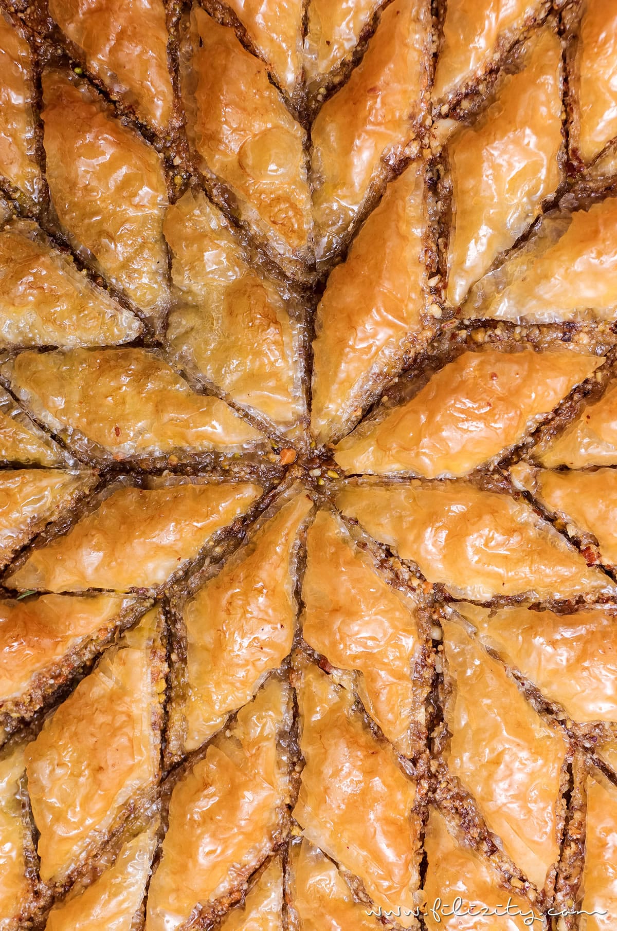 Orientalische Süßspeise: Baklava selber machen | Blätterteig-Gebäck in Zuckersirup | Filizity.com | Food-Blog aus dem Rheinland #baklava #dessert #orientalisch