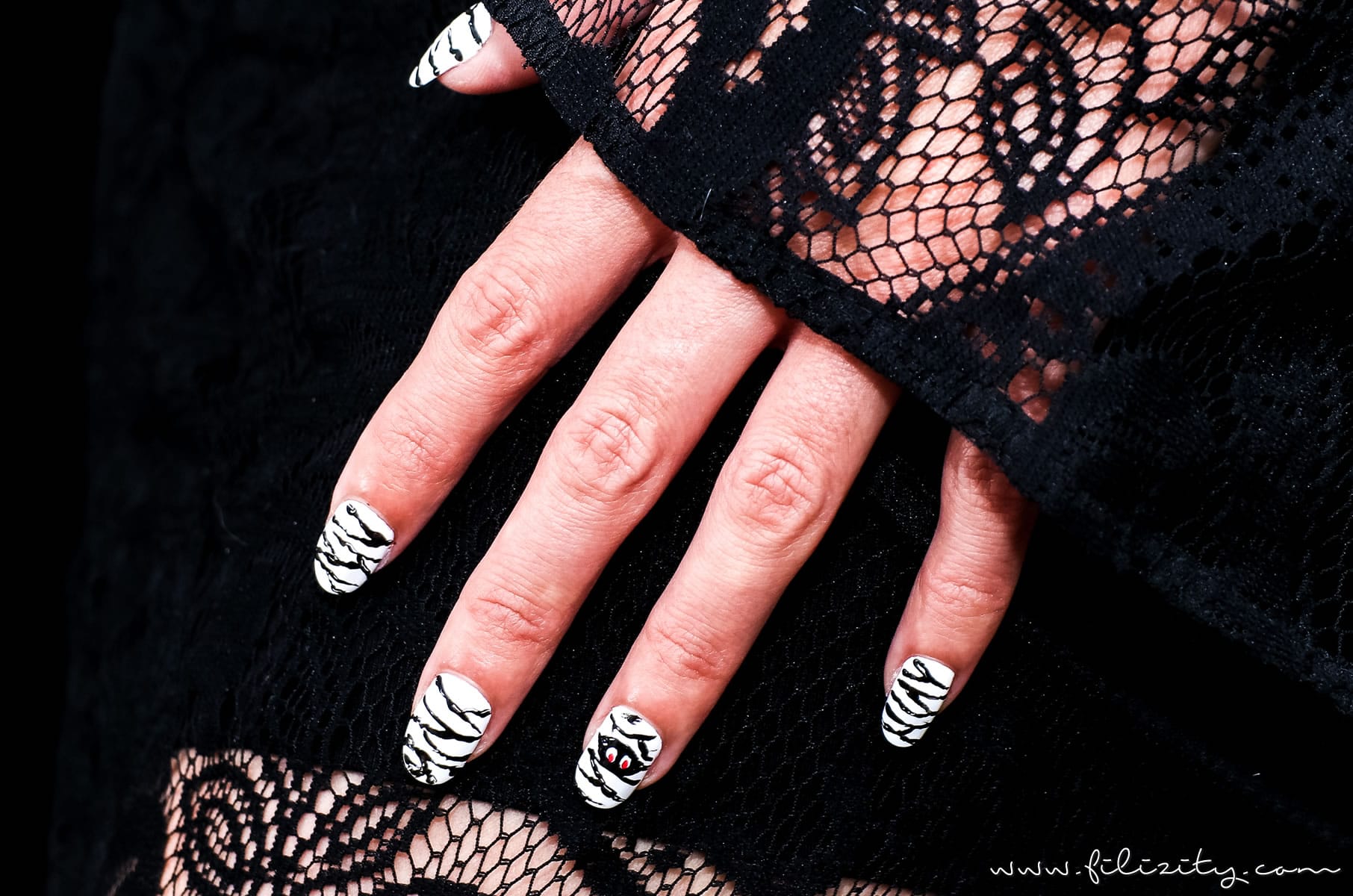 Lustiges Halloween Nageldesign "Mumien" - Einfache Maniküre Idee #halloween #nagellack