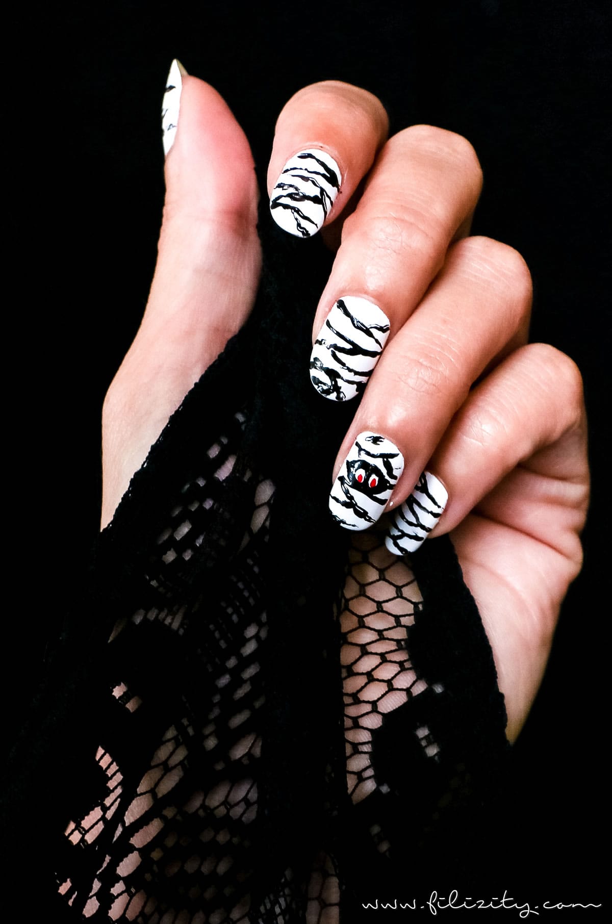 Lustiges Halloween Nageldesign "Mumien" - Einfache Maniküre Idee #halloween #nagellack