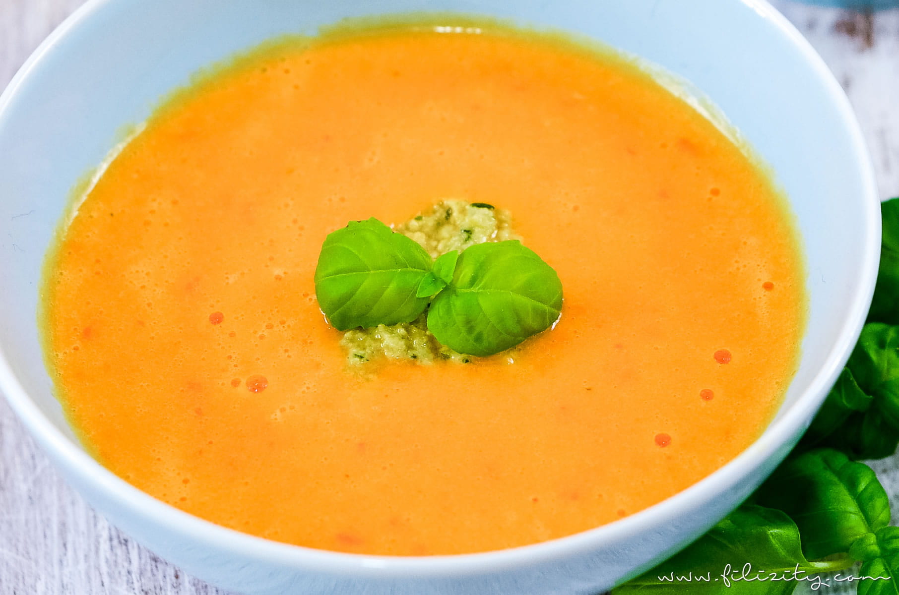 Paprika-Cremesuppe mit Olivenpesto | Filizity.com | Food-Blog aus dem ...