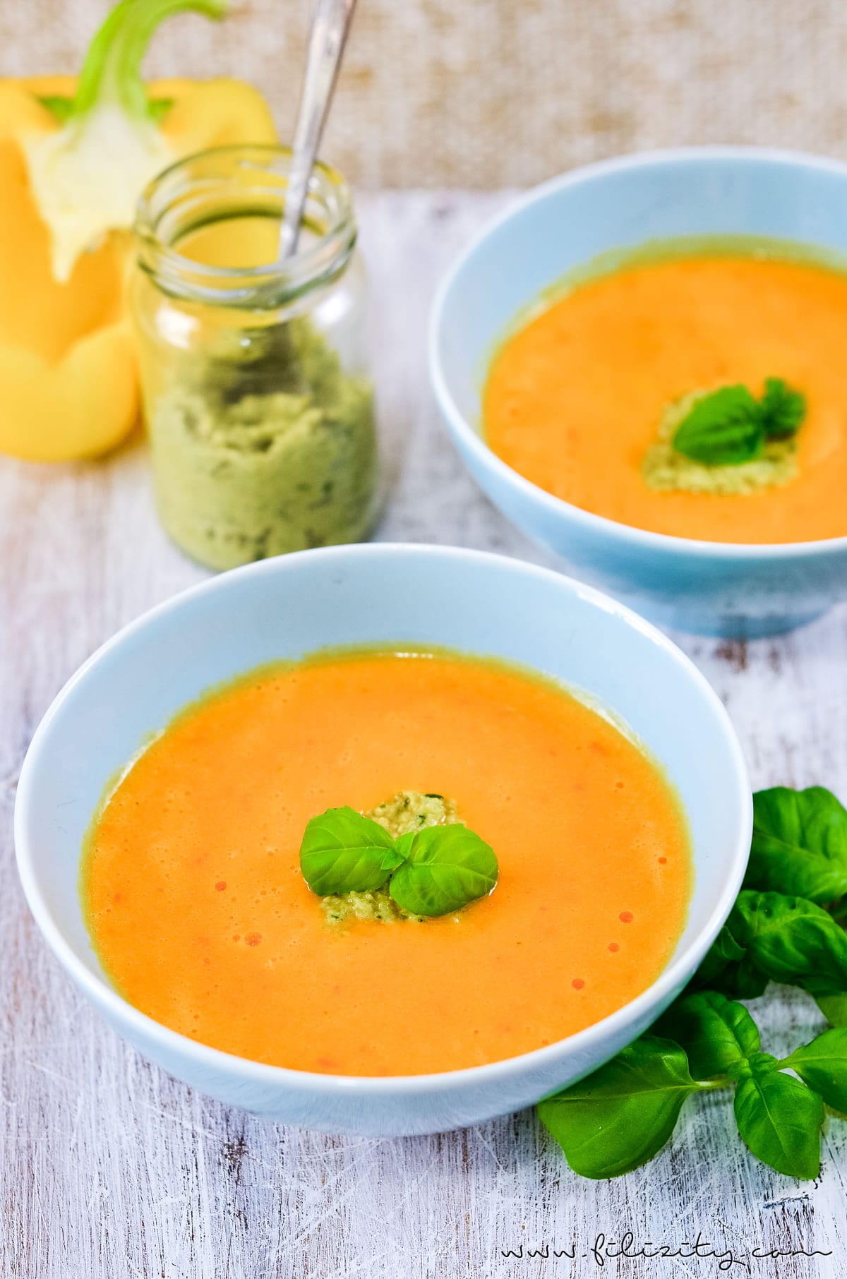 Rezept für mediterrane Paprika-Cremesuppe mit Olivenpesto als perfekte Vorspeise | Filizity.com | Food-Blog aus dem Rheinland #vegetarisch #suppe #soulfood