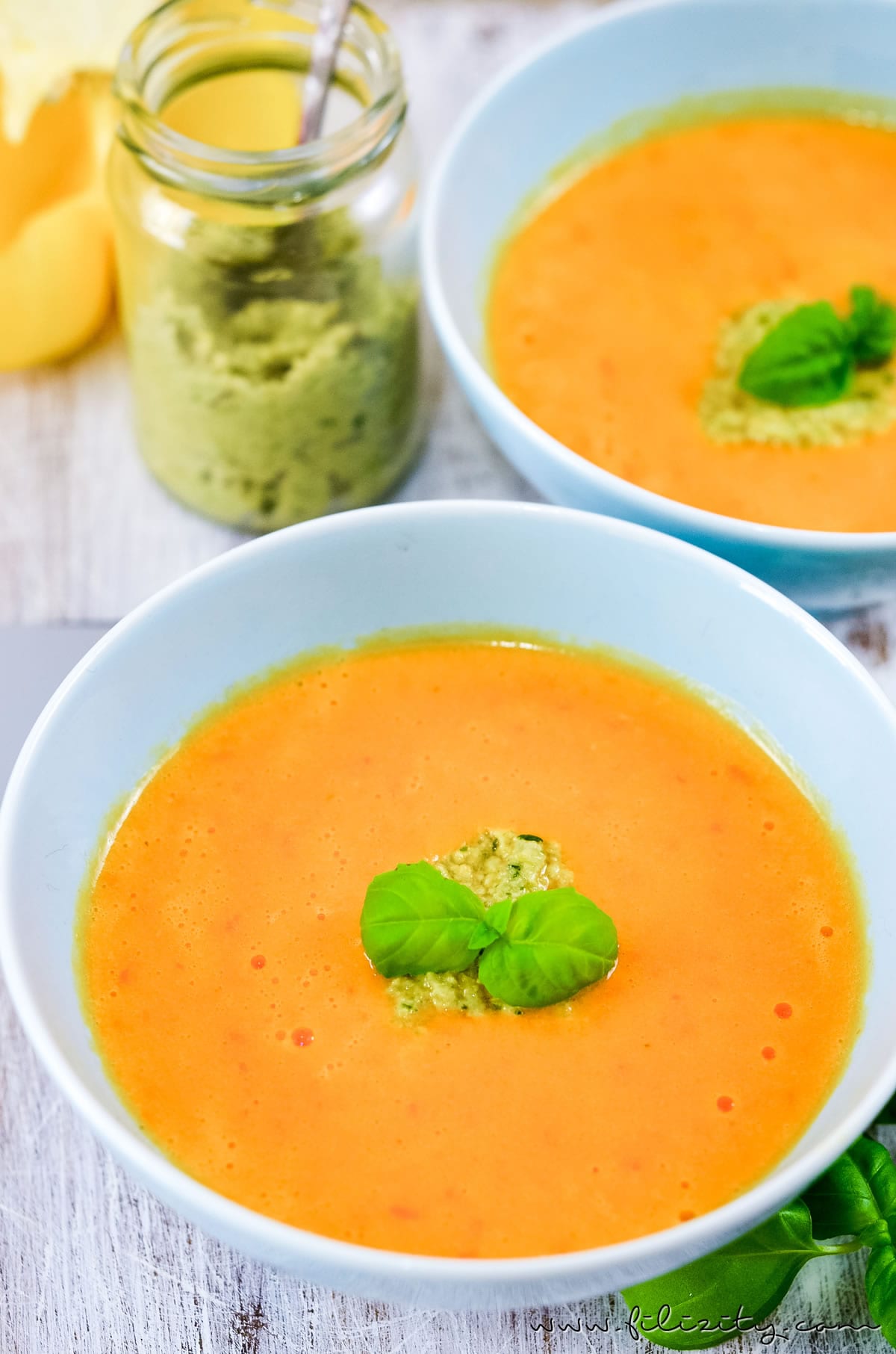 Rezept für mediterrane Paprika-Cremesuppe mit Olivenpesto als perfekte Vorspeise | Filizity.com | Food-Blog aus dem Rheinland #vegetarisch #suppe #soulfood
