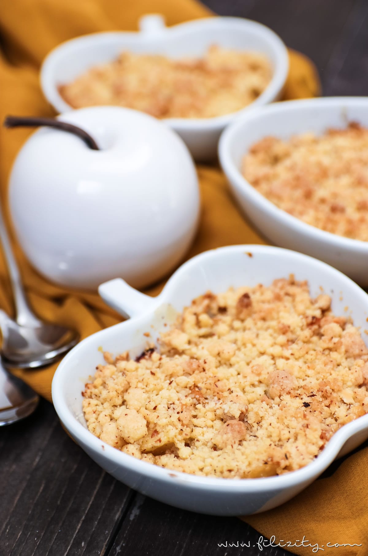Rezept: Apfel-Quitten-Crumble - Das perfekte Herbst-Dessert | Filizity.com | Food-Blog aus dem Rheinland #crumble #herbst #apfel #quitten