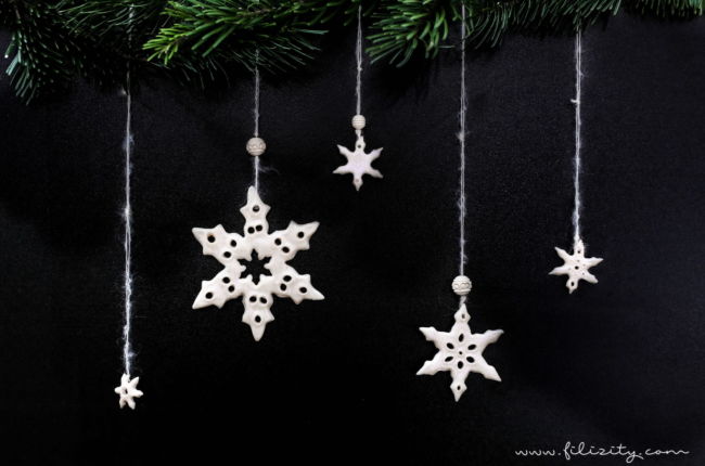 DIY Winter & Weihnachtsdeko: Kaltporzellan Schneeflocken Fenster-/Baum-Anhänger selber machen | Filizity.com | DIY-Blog aus dem Rheinland #weihnachtsdeko #kaltporzellan #schneeflöckchen