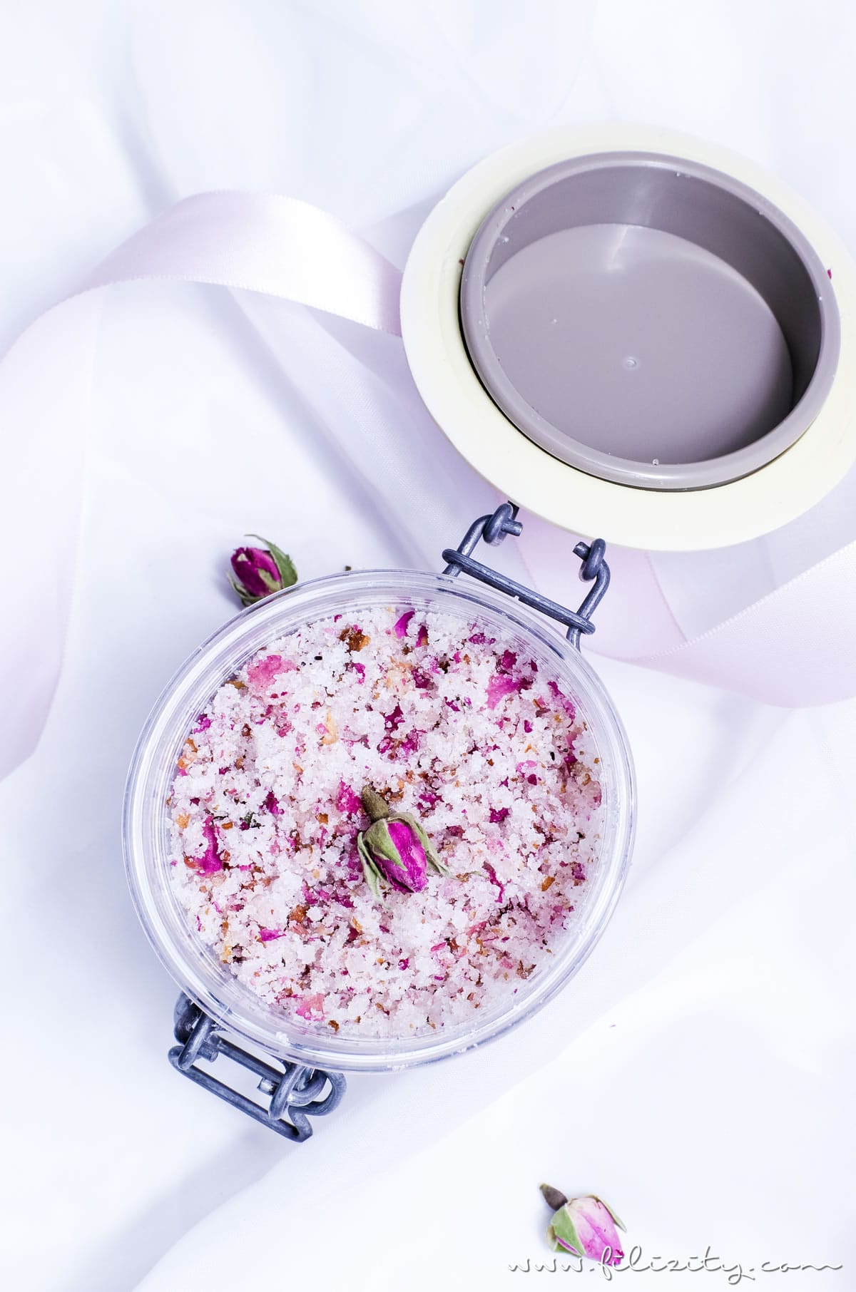 DIY Body Scrub: Rosen-Peeling selber machen - DIY Hautpflege & Geschenkidee für Valentinstag | Naturkosmetik selber machen | Filizity.com | Beauty- & DIY-Blog aus dem Rheinland #valentinstag #geschenkidee #muttertag