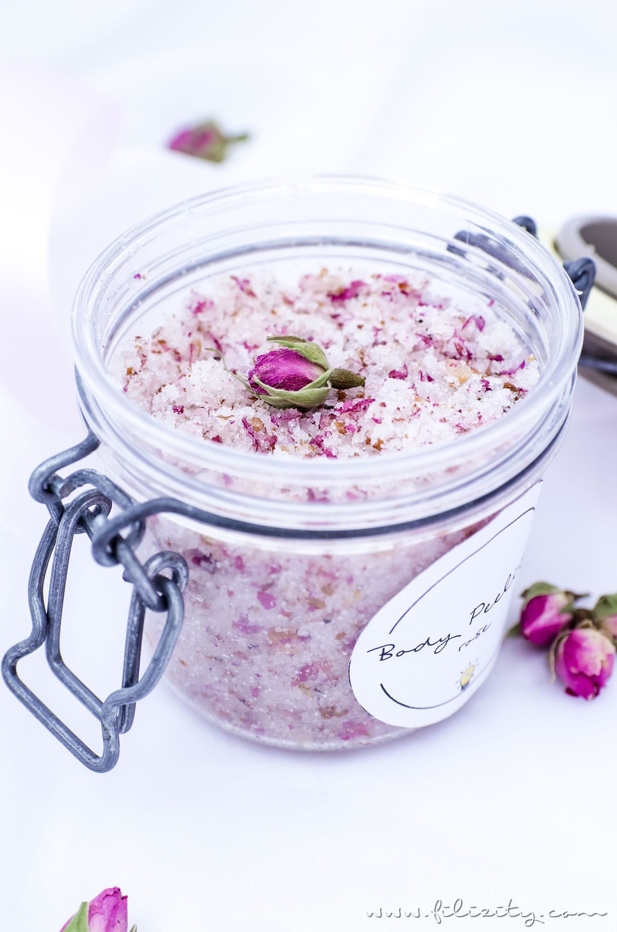 DIY Body Scrub: Rosen-Peeling selber machen - DIY Hautpflege & Geschenkidee für Valentinstag | Naturkosmetik selber machen | Filizity.com | Beauty- & DIY-Blog aus dem Rheinland #valentinstag #geschenkidee #muttertag