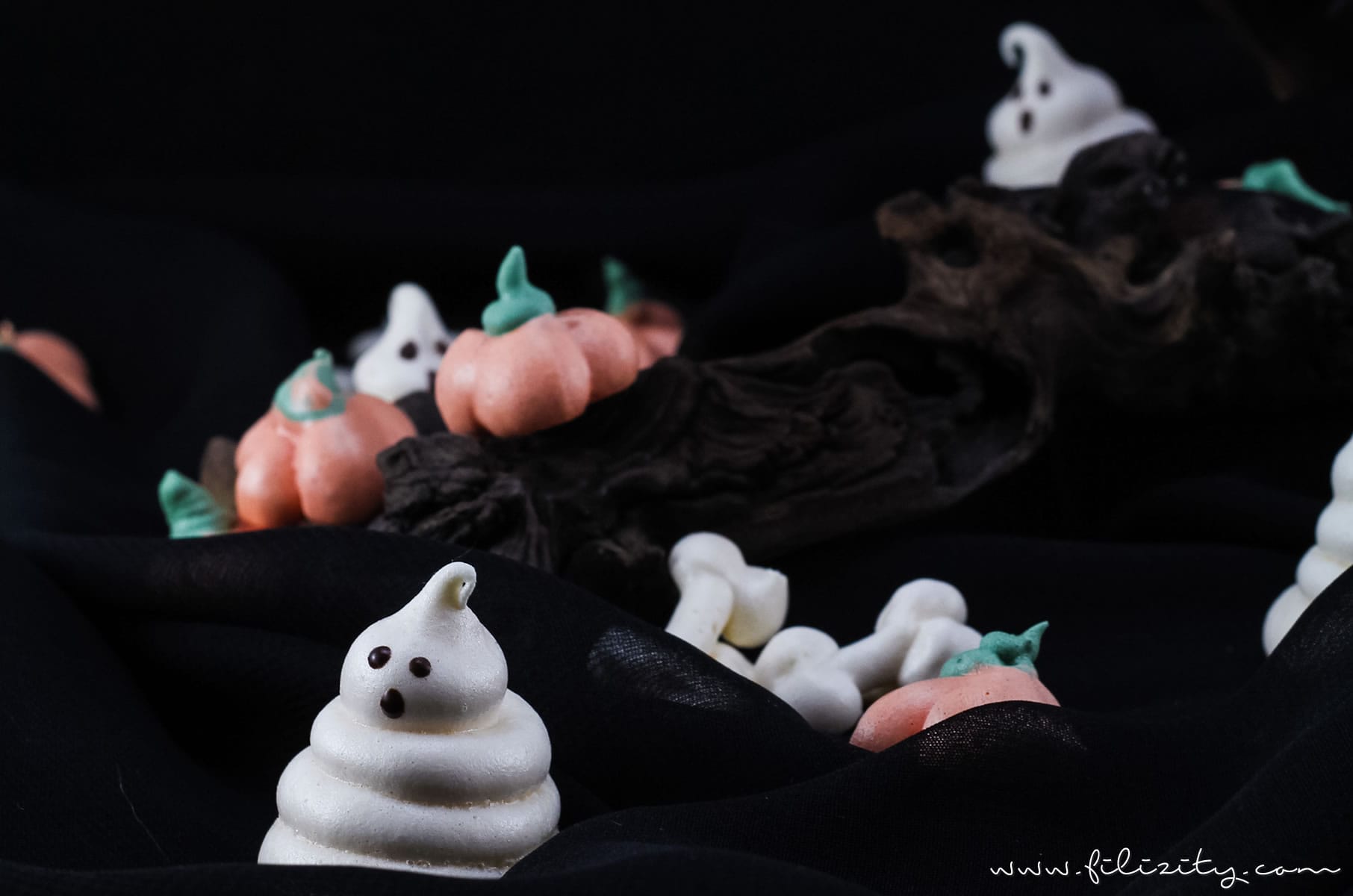 Halloween-Rezept: Baiser Geister, Kürbisse und Knochen - BOOH! | Filizity.com | Food-Blog aus Koblenz #halloween