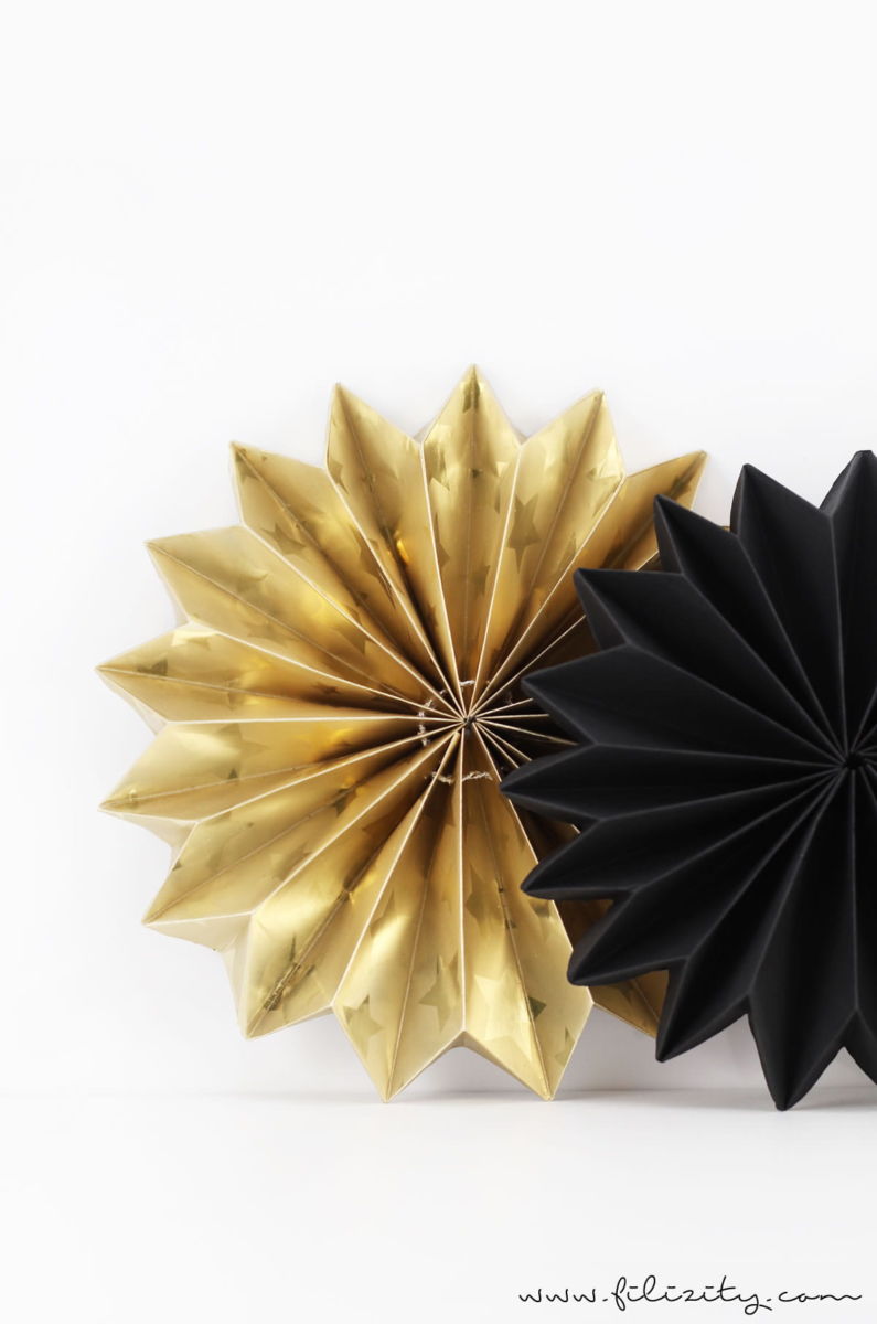 Weihnachtliches Recycling DIY: Faltsterne aus