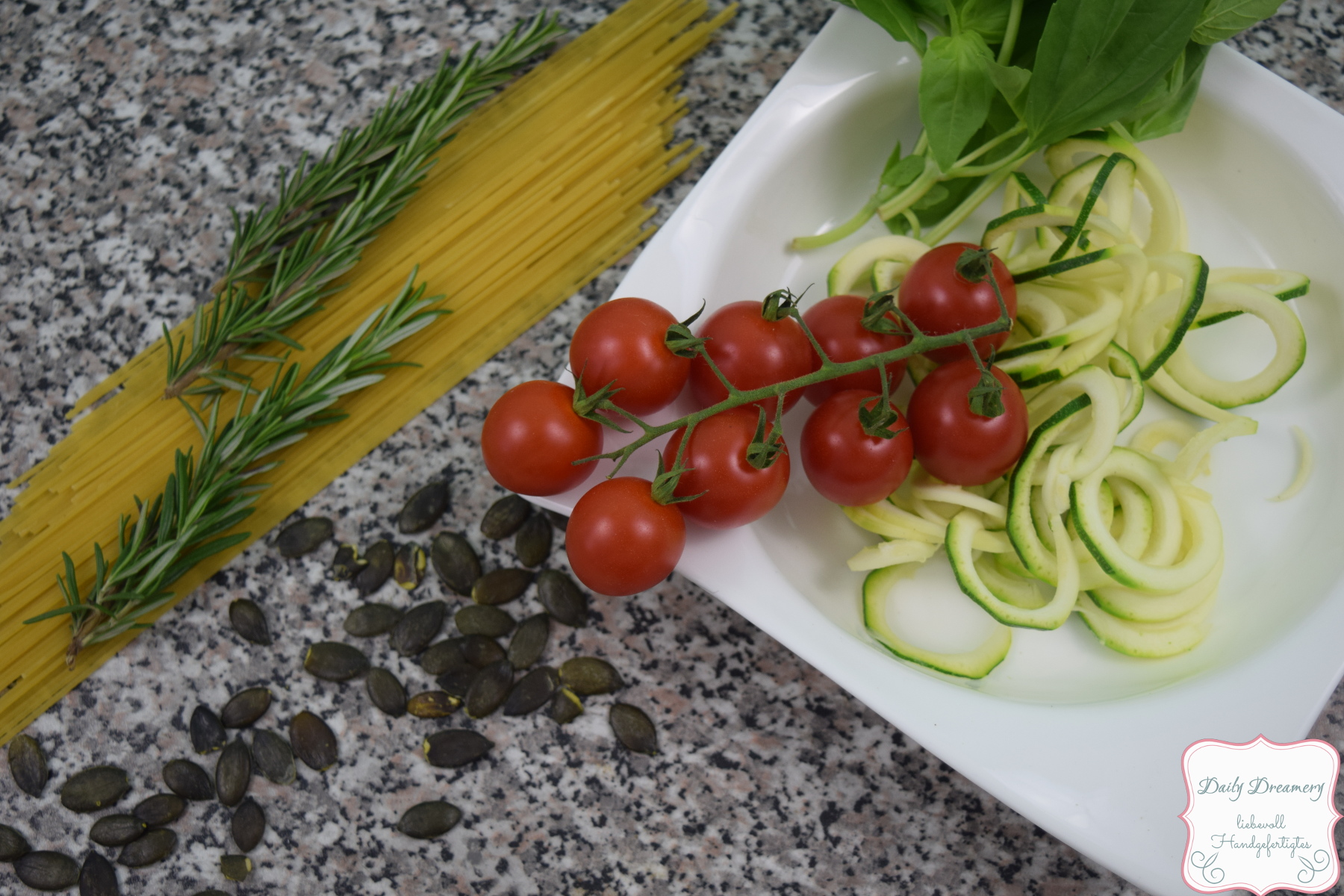 Zucchini-Spaghetti mit glasierten Tomaten und Kürbiskernen  |  A Little Fashion  |  https://www.filizity.com/food/zucchini-spaghetti-tomaten-kuerbiskerne