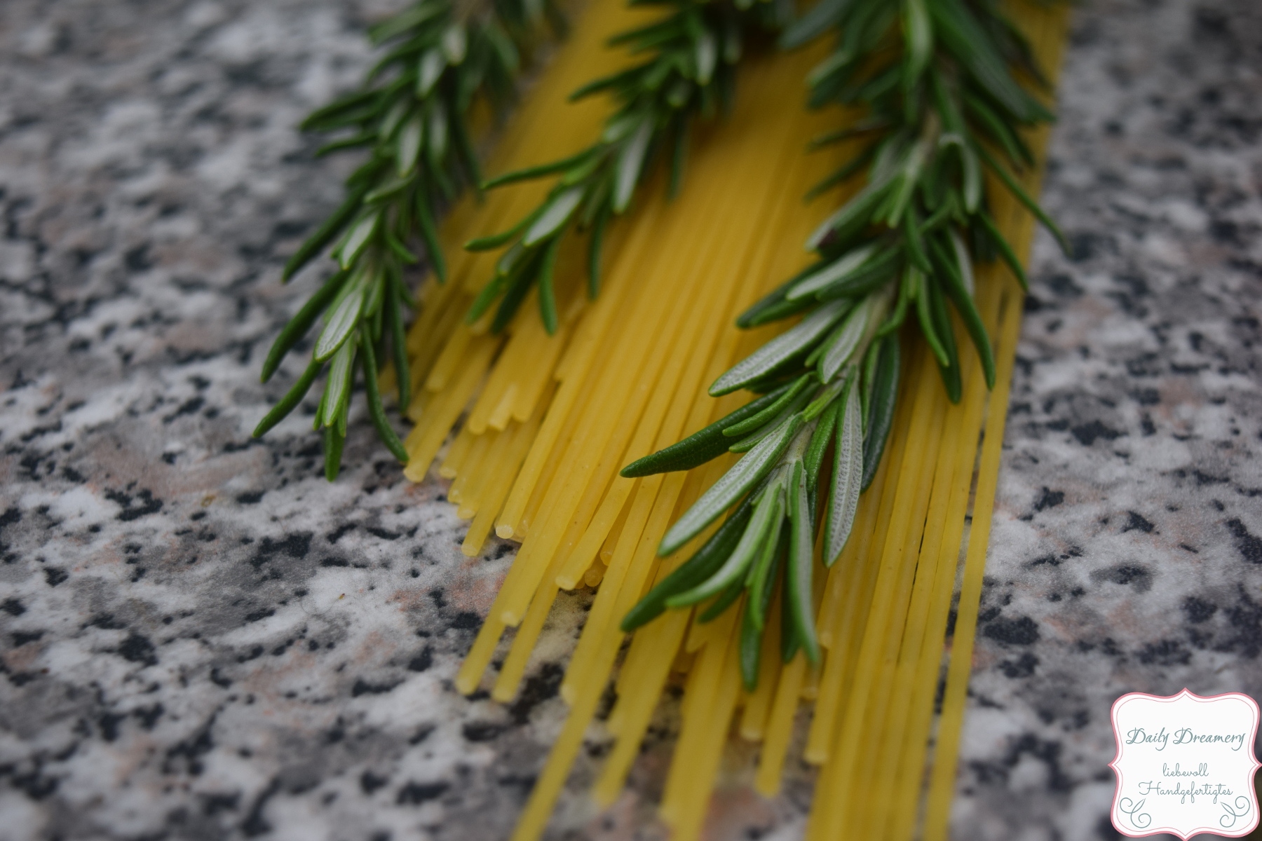 Zucchini-Spaghetti mit glasierten Tomaten und Kürbiskernen  |  A Little Fashion  |  https://www.filizity.com/food/zucchini-spaghetti-tomaten-kuerbiskerne