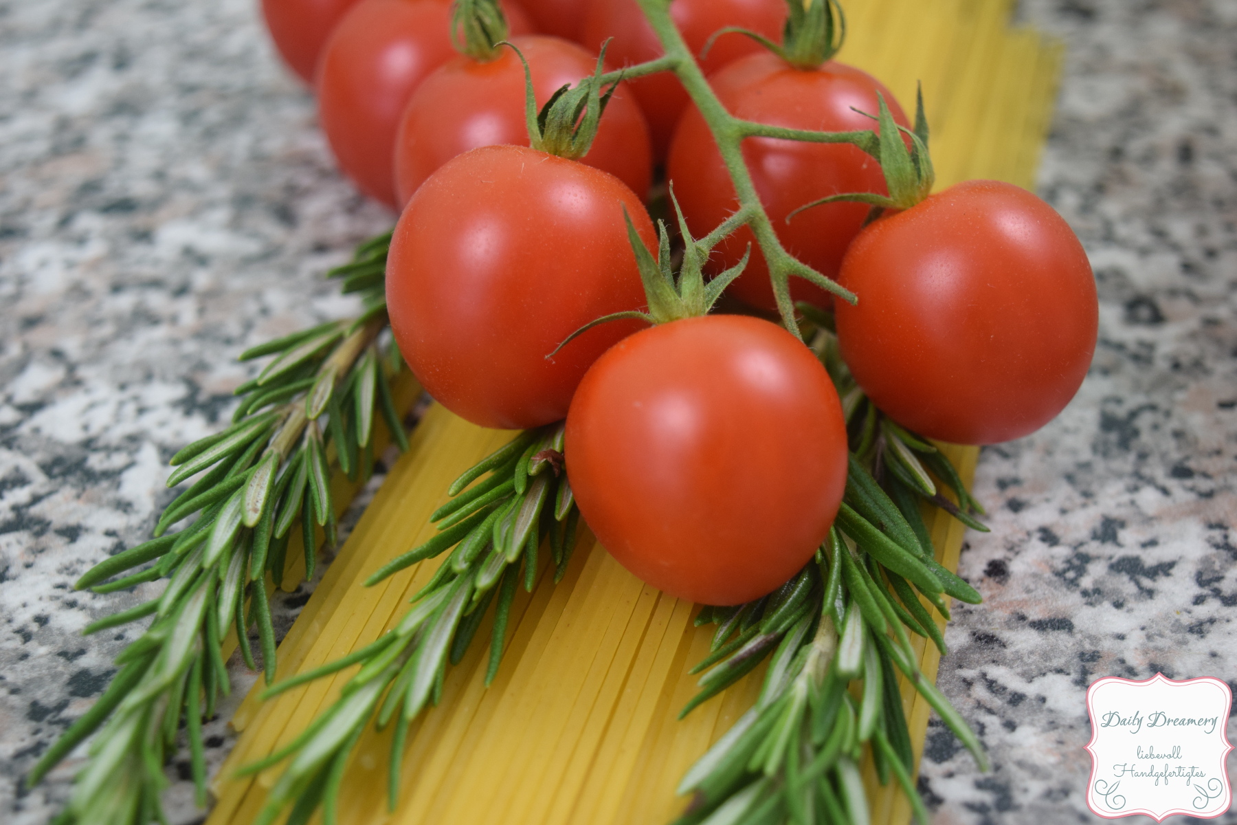 Zucchini-Spaghetti mit glasierten Tomaten und Kürbiskernen  |  A Little Fashion  |  https://www.filizity.com/food/zucchini-spaghetti-tomaten-kuerbiskerne