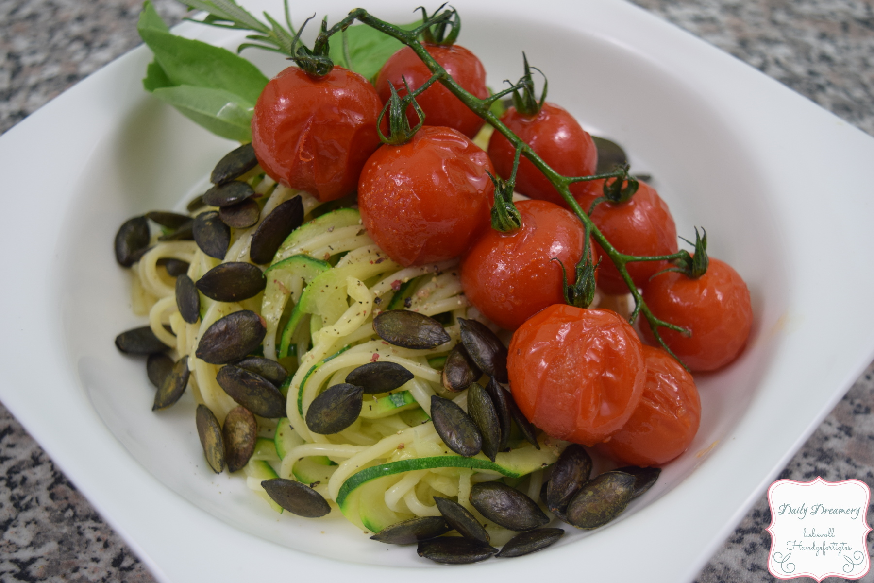 Zucchini-Spaghetti mit glasierten Tomaten und Kürbiskernen  |  A Little Fashion  |  https://www.filizity.com/food/zucchini-spaghetti-tomaten-kuerbiskerne