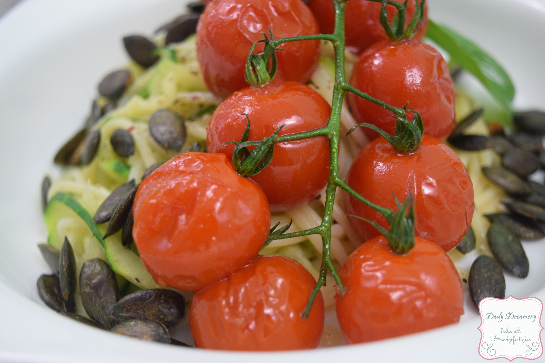 Zucchini-Spaghetti mit glasierten Tomaten und Kürbiskernen  |  A Little Fashion  |  https://www.filizity.com/food/zucchini-spaghetti-tomaten-kuerbiskerne