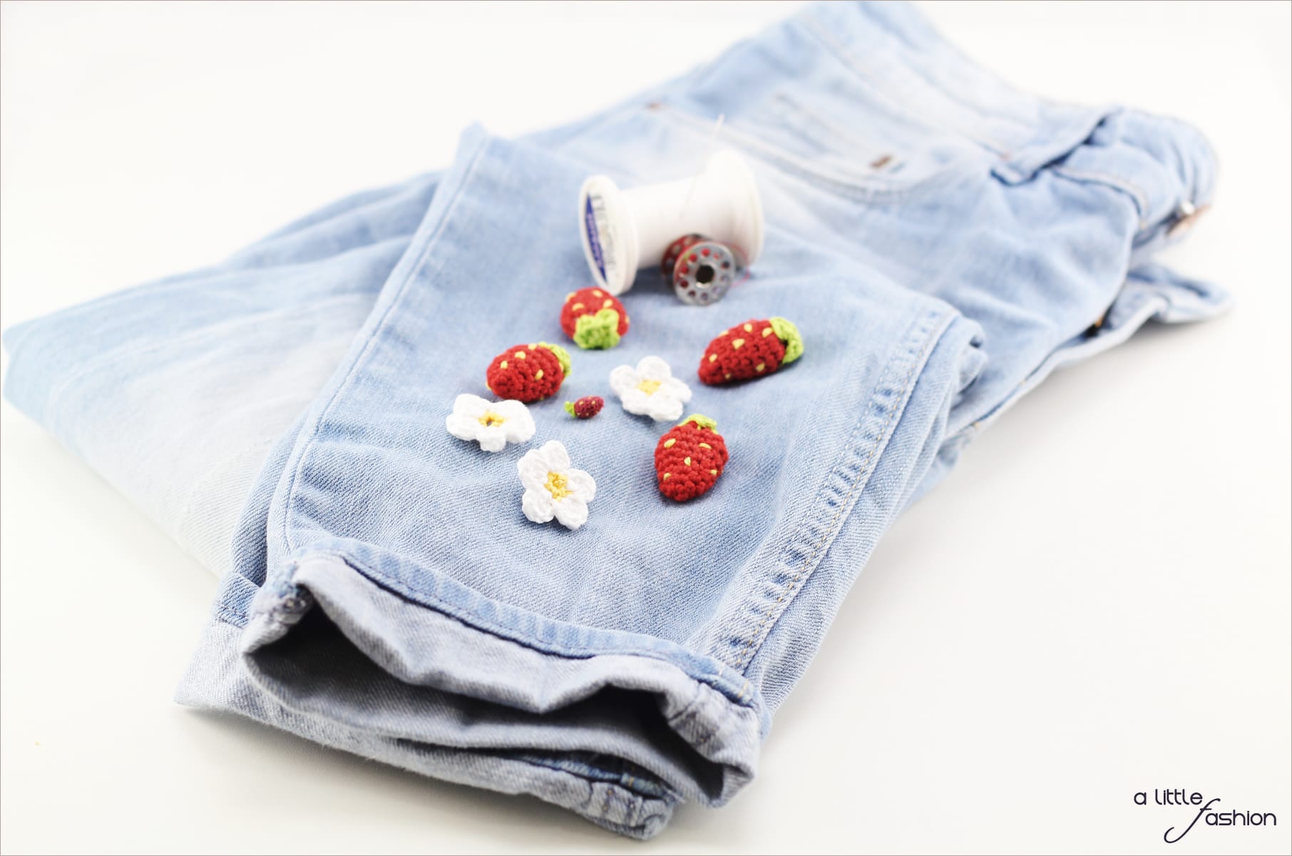 Patch it up! Jeanshose mit Häkel-Erdbeeren aufpeppen | A Little Fashion | https://www.filizity.com/diy/patch-it-up-jeanshose-mit-haekel-erdbeeren-aufpeppen