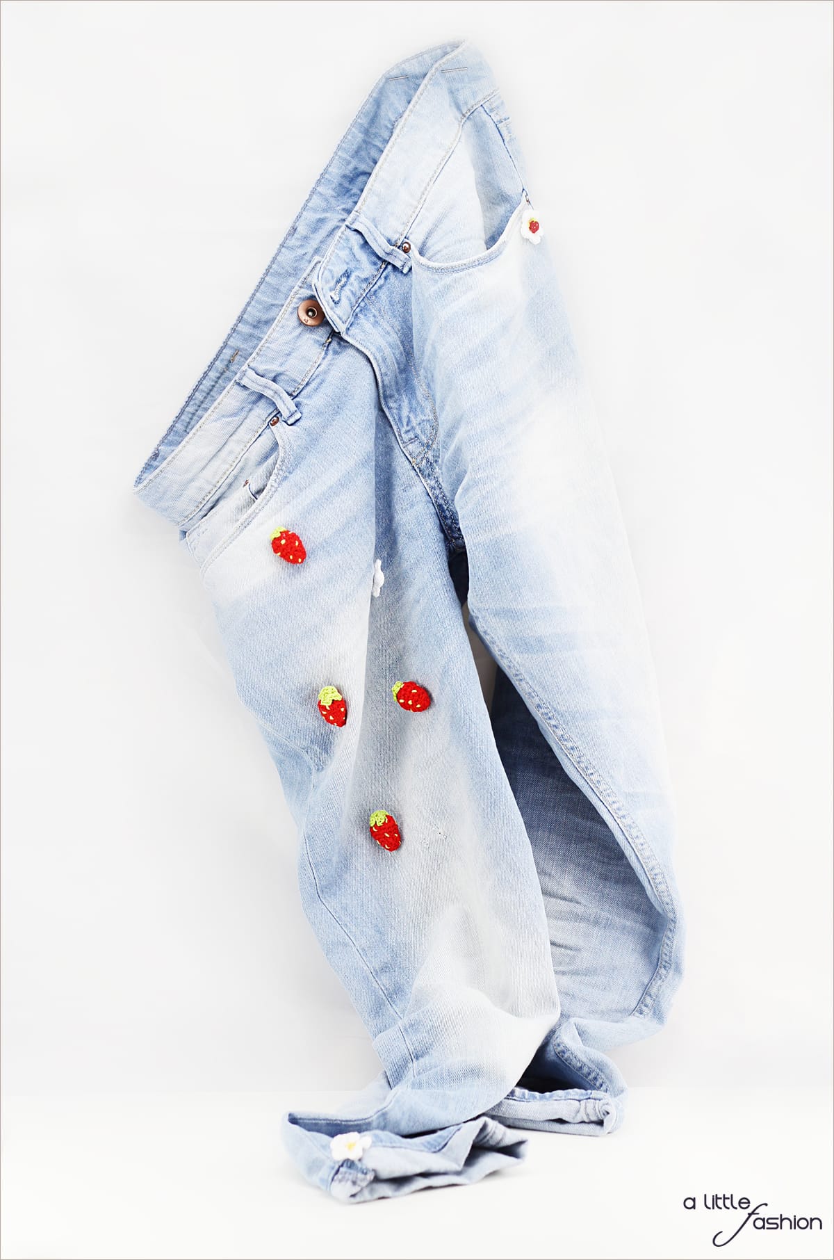 Patch it up! Jeanshose mit Häkel-Erdbeeren aufpeppen | A Little Fashion | https://www.filizity.com/diy/patch-it-up-jeanshose-mit-haekel-erdbeeren-aufpeppen