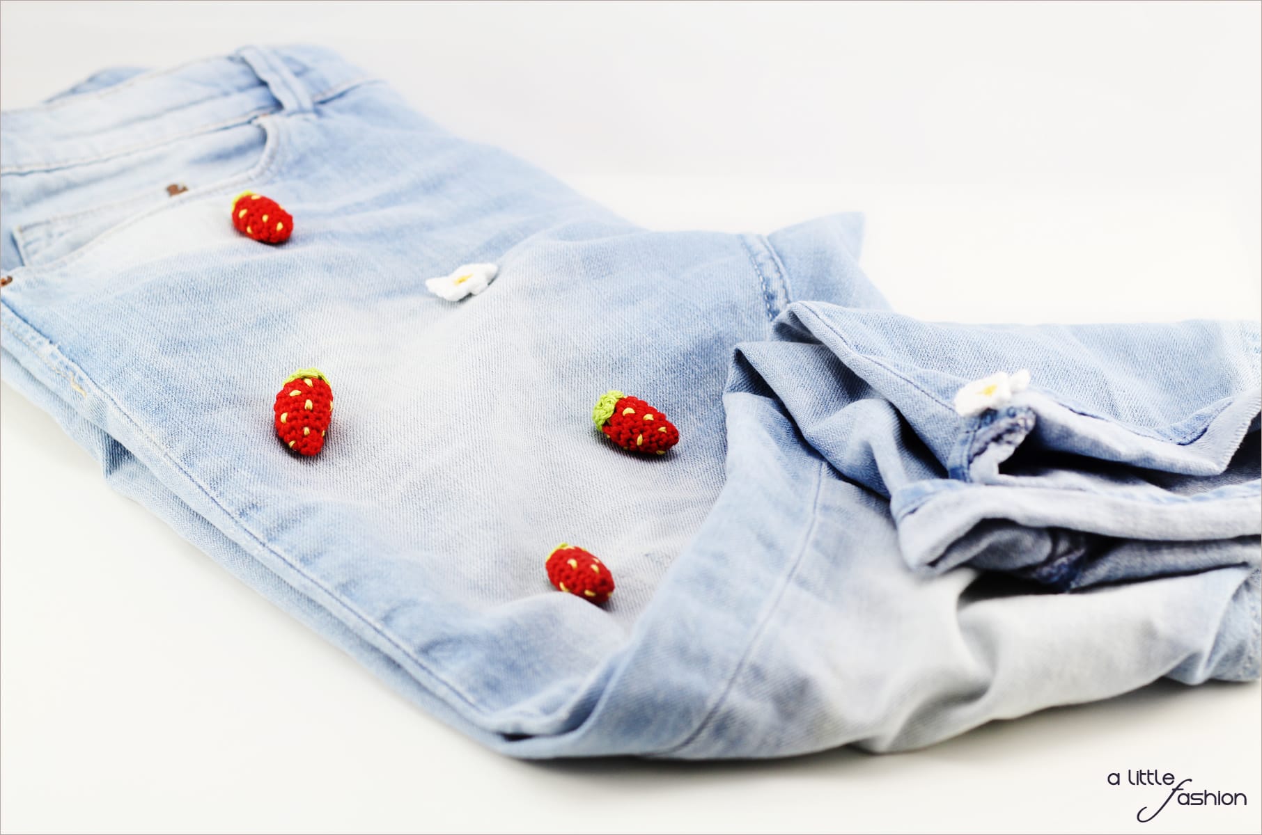 Patch it up! Jeanshose mit Häkel-Erdbeeren aufpeppen | A Little Fashion | https://www.filizity.com/diy/patch-it-up-jeanshose-mit-haekel-erdbeeren-aufpeppen