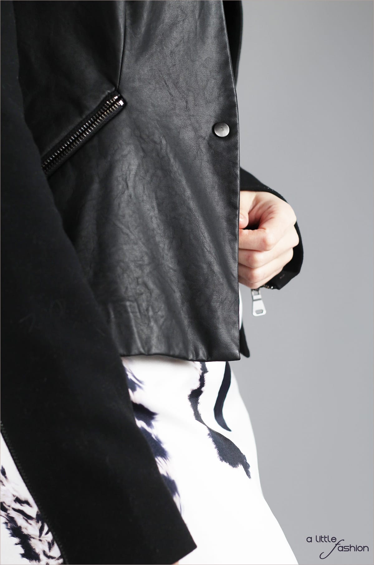 Rock Chic mit rückenfreiem Kleid und Lederjacke | A Little Fashion | https://www.filizity.com/fashion/rock-chic-mit-rueckenfreiem-kleid-und-lederjacke