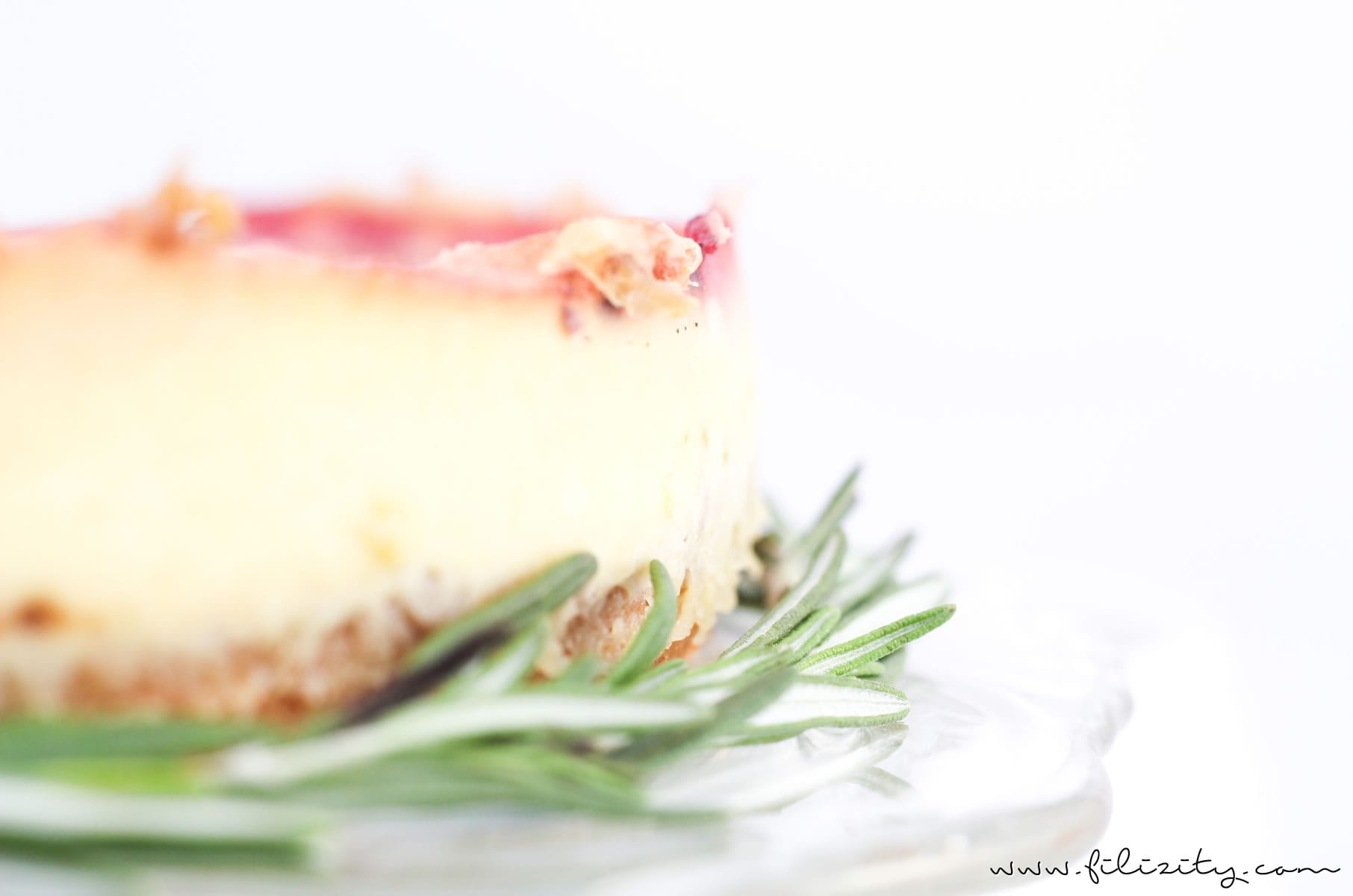 Erdbeer-Pudding-Kuchen mit Pfeffer und frischem Rosmarin  -  sommerliches Kuchenrezept für Experimentierfreudige