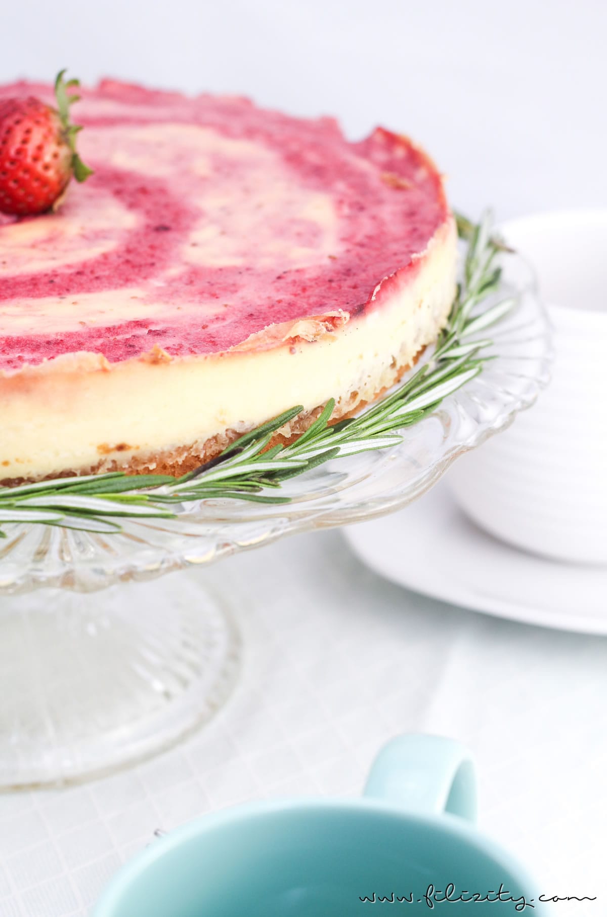 Erdbeer-Pudding-Kuchen mit Pfeffer und frischem Rosmarin  -  sommerliches Kuchenrezept für Experimentierfreudige
