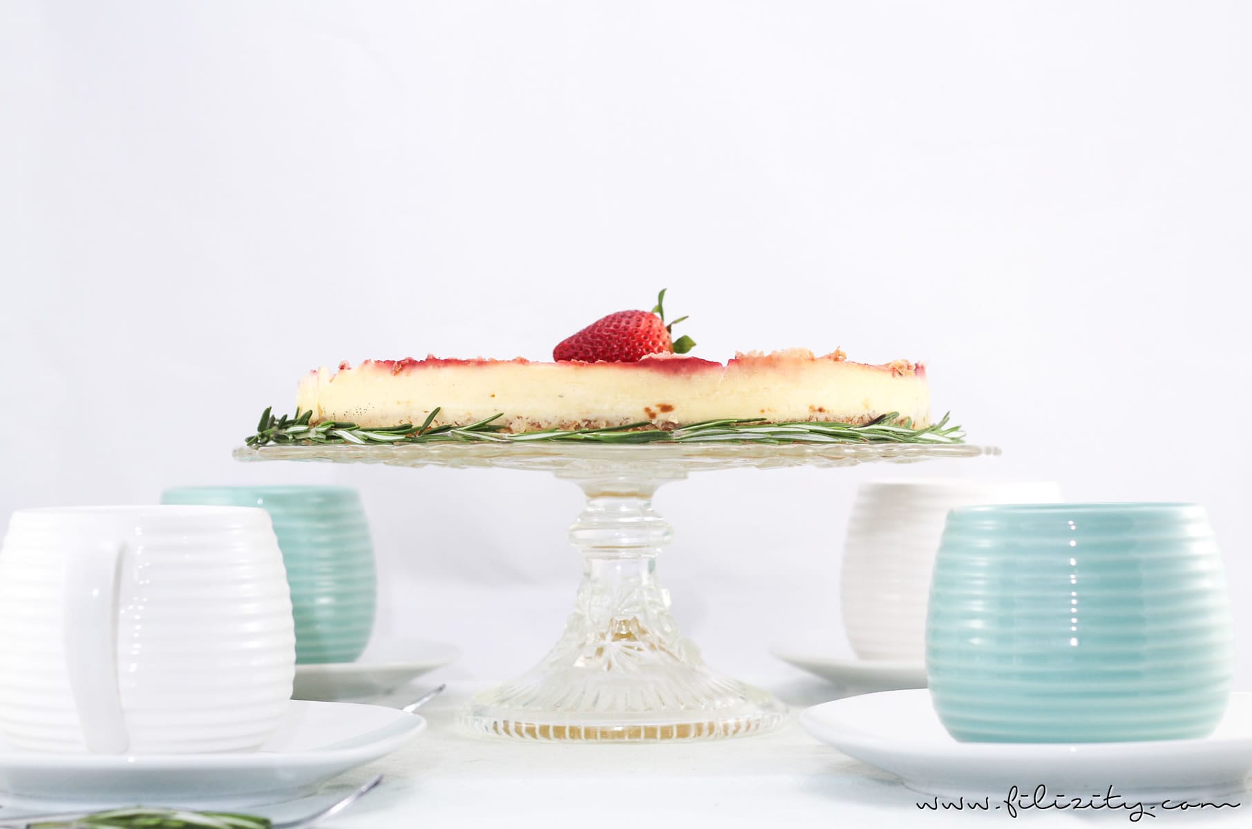 Erdbeer-Pudding-Kuchen mit Pfeffer und frischem Rosmarin - sommerliches Kuchenrezept für Experimentierfreudige