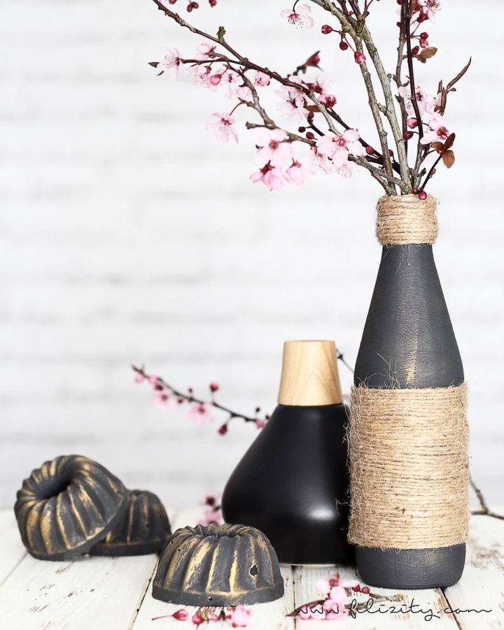 Edle Deko günstig selber machen: Jute-Vasen aus Flaschen | Upcycling DIY Dekoidee von Filizity.com | Interior- & DIY-Blog aus dem Rheinland #upcycling