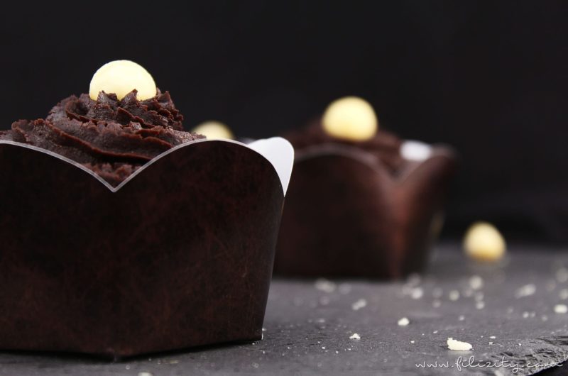 Vegane Macadamia-Muffins mit ChocQlate-Topping - Filizity.com